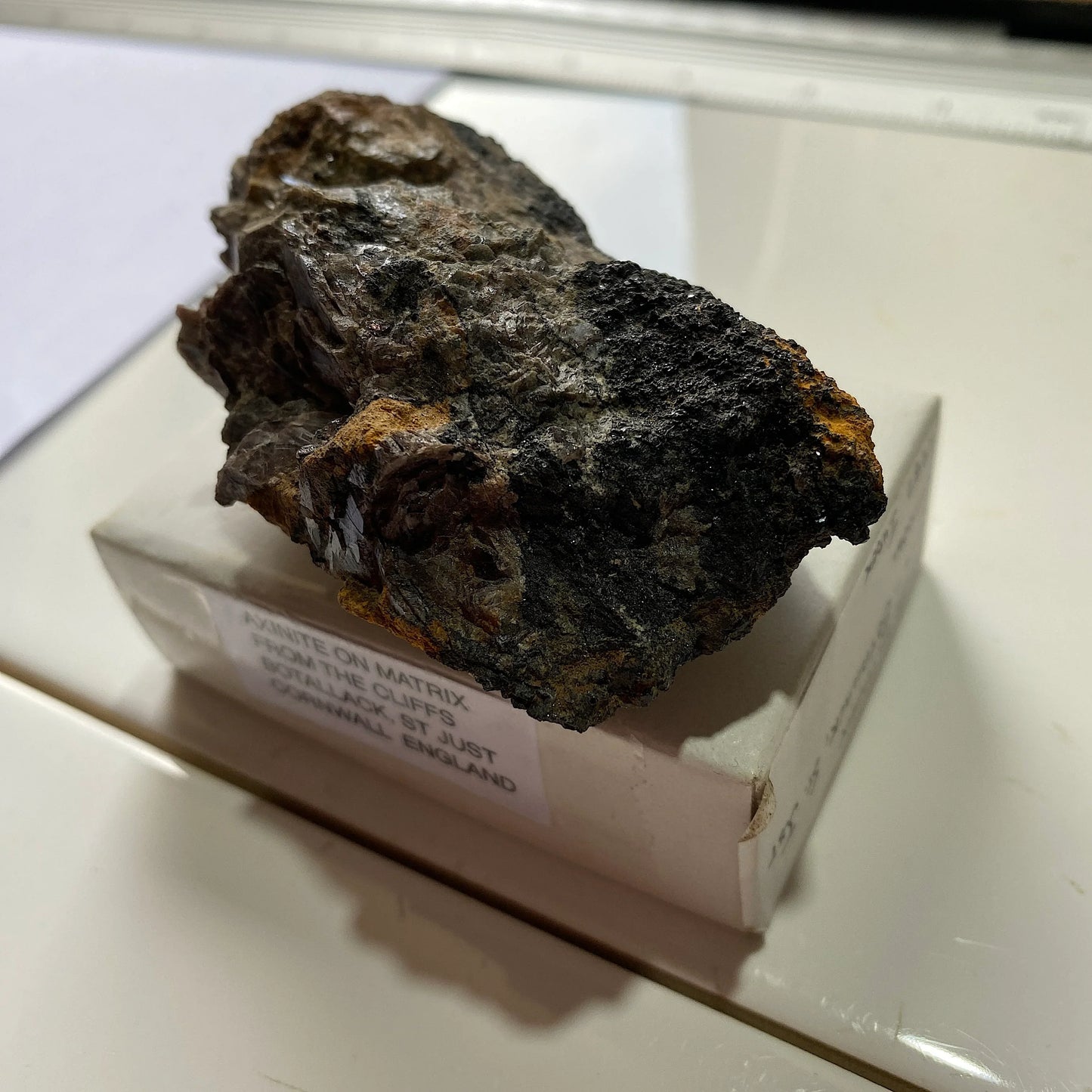 AXINITA SOBRE MATRIZ DE BOTALLACK, ST JUST, CORNWALL 152g MF258