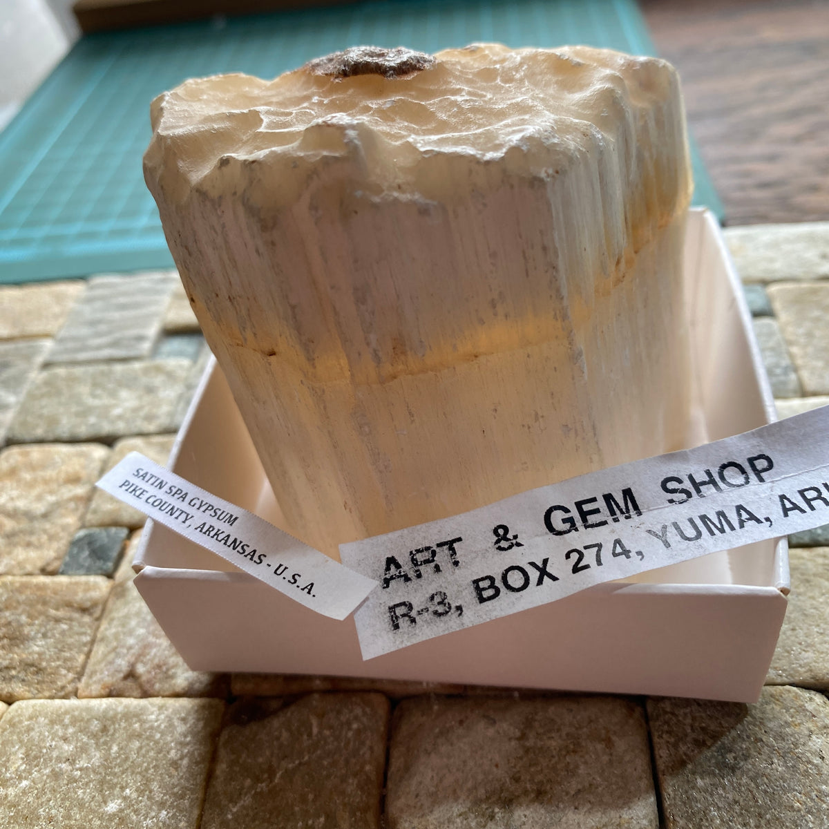 SATIN SPAR GYPSUM ; PIKE COUNTY, ARKANSAS, U.S.A. 351g MF5310