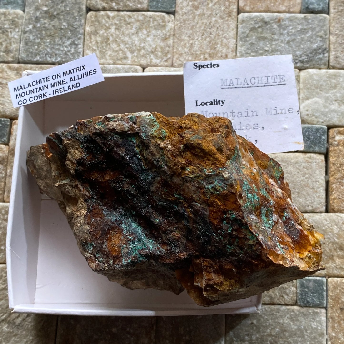 MALAQUITA EN MATRIZ DE MOUNTAIN MINE, IRLANDA 230g MF183
