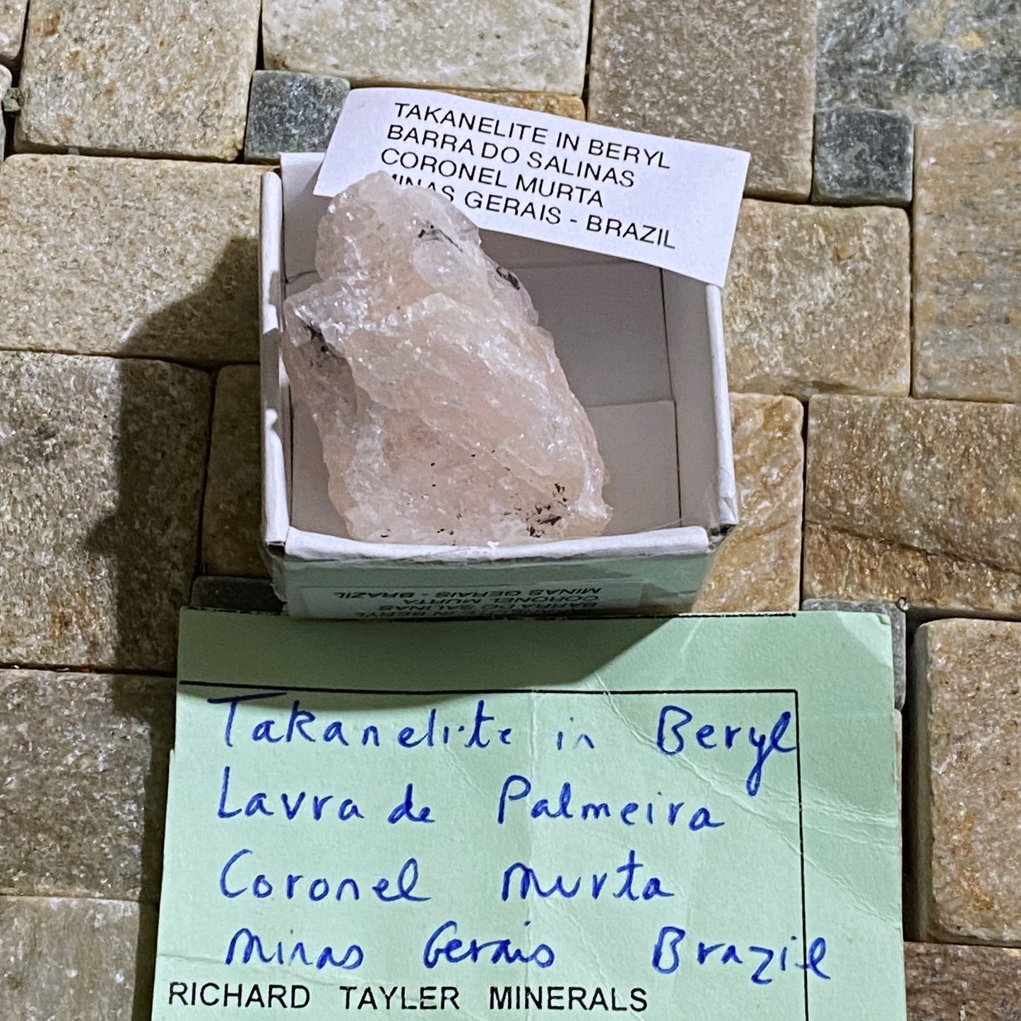 TAKANELITE ON MORGANITE BERYL : BARRA DO SALINAS, BRAZIL 23g MF4642