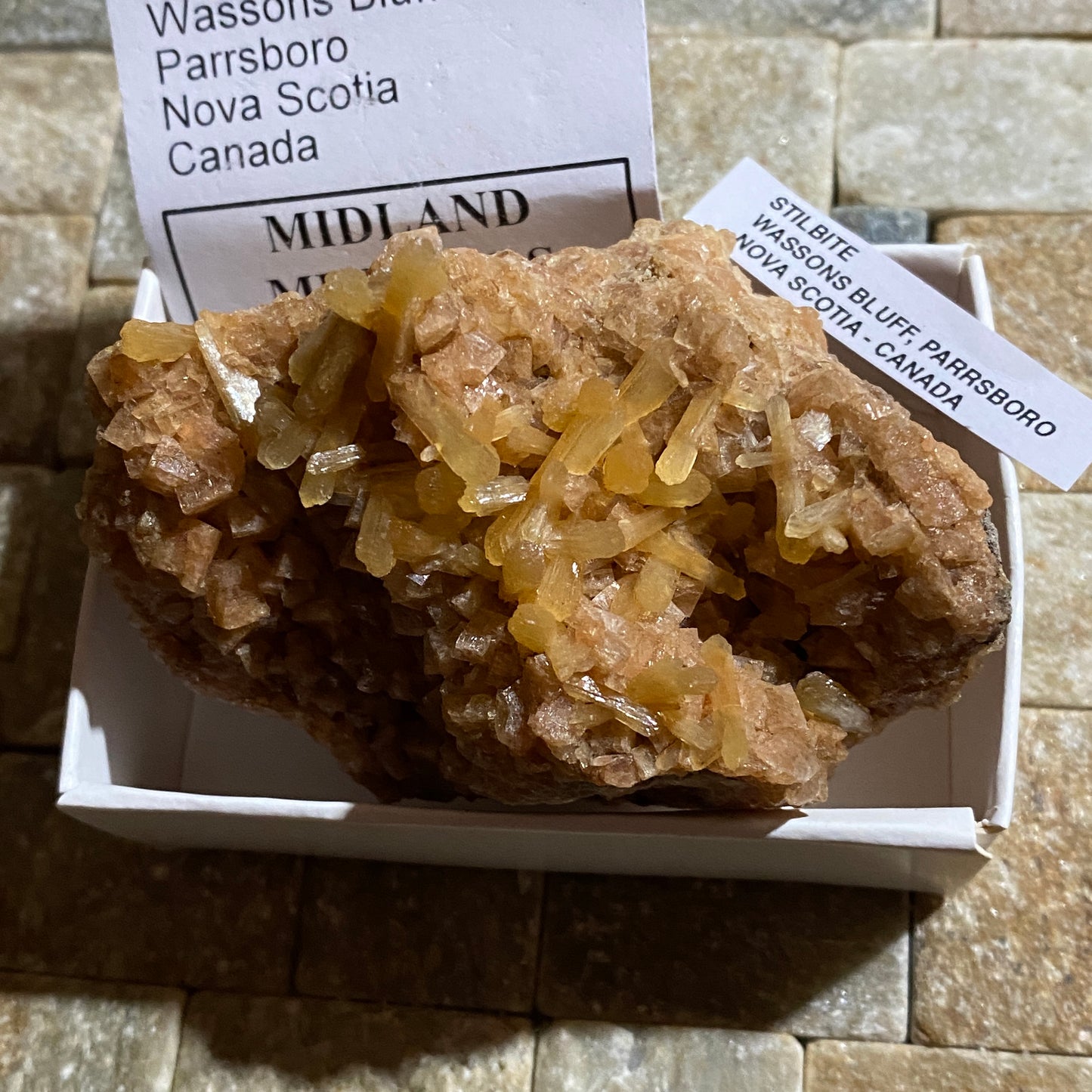 STILBITE/CHABAZITE : WASSONS BLUFF, NOVA SCOTIA, CANADA. 138g MF4687