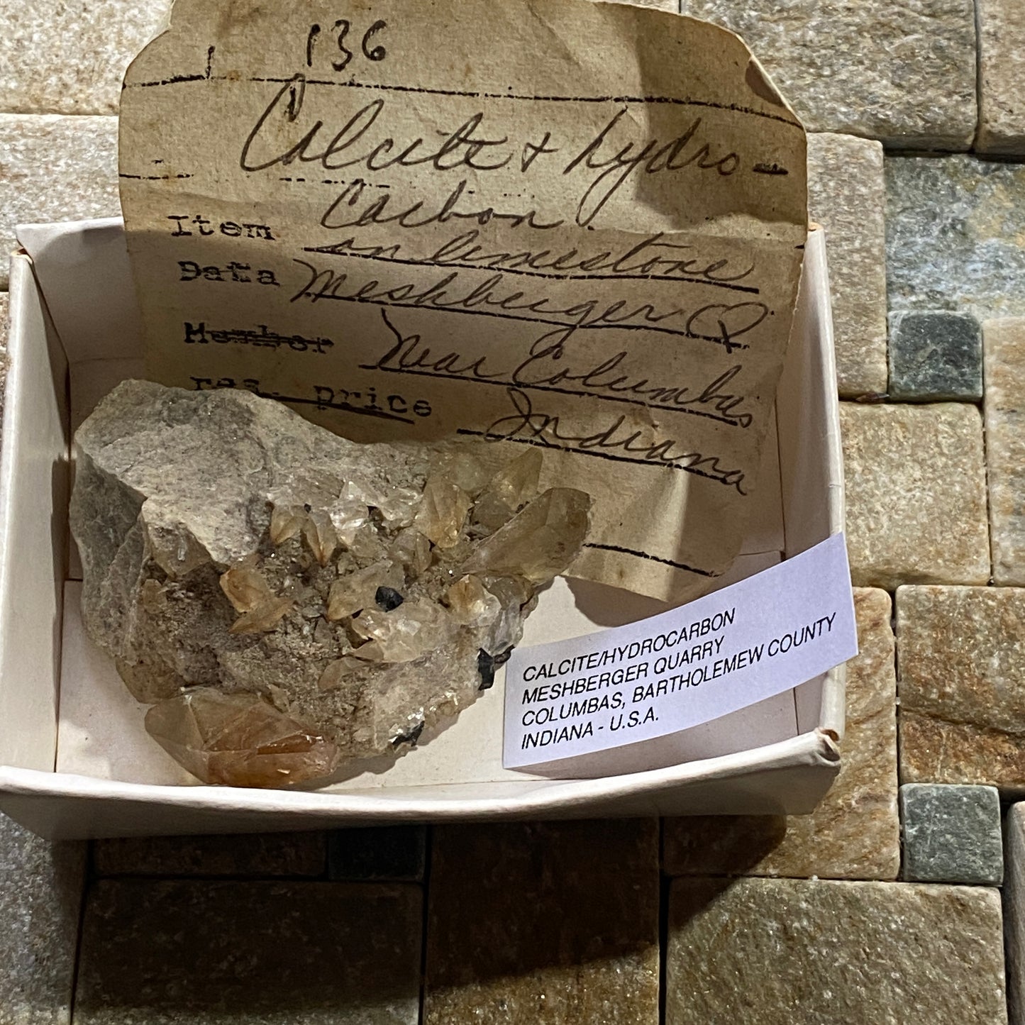 PIÈCE CLASSIQUE DE CALCITE/HYDROCARBURES DE L'INDIANA, ÉTATS-UNIS 36g MF742