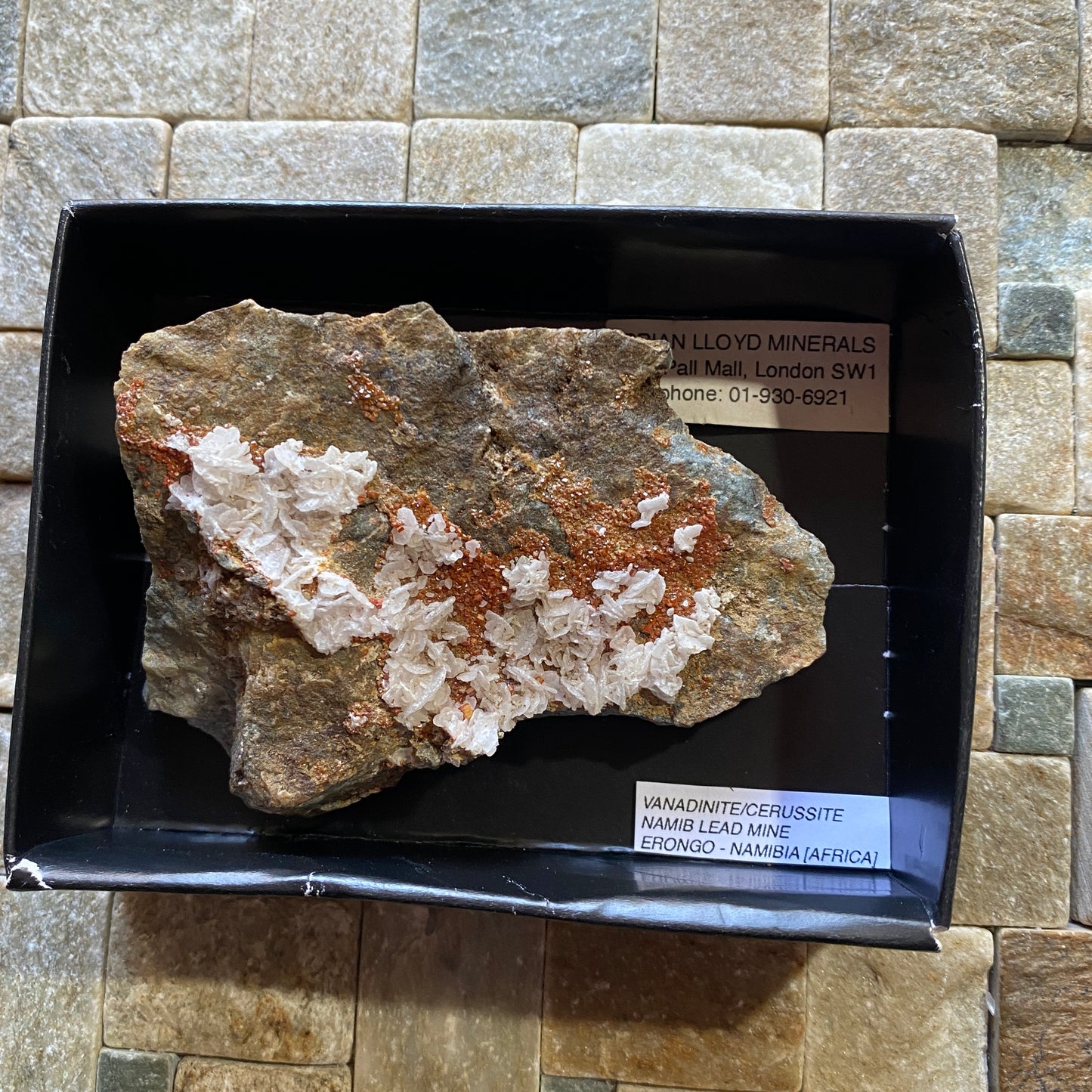 VANADINITE/CERUSSITE DE LA MINE DE PLOMB DU NAMIB, ERONGO, NAMIBIE 177g MF719