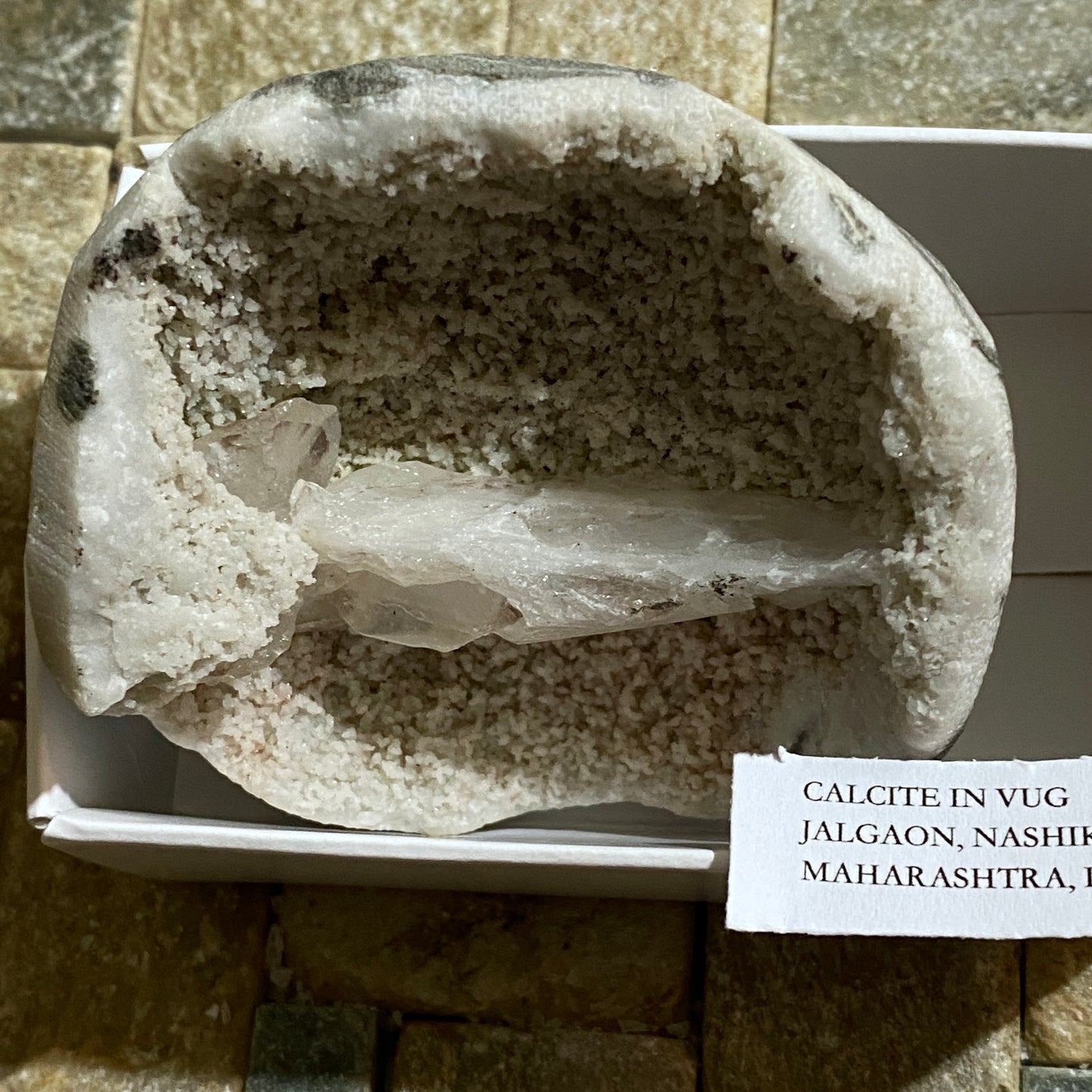 CALCITE IN VUG - JALGAON, NASHIK, MAHARASHTRA, INDIA 113g. MF4269