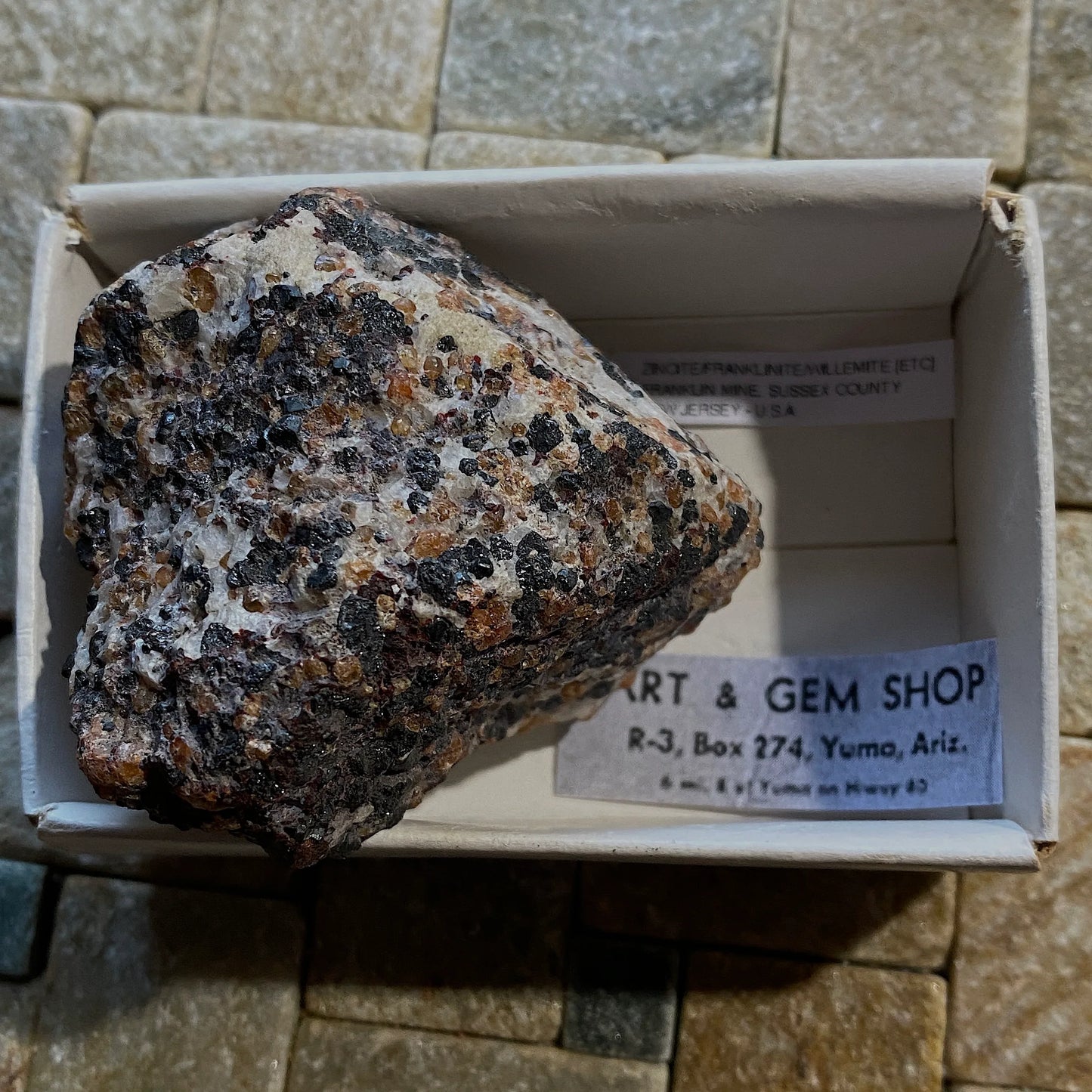 ZINCITE/FRANKLINIE/WILLEMITE ETC DE LA MINE FRANKLIN, USA 160g MF808