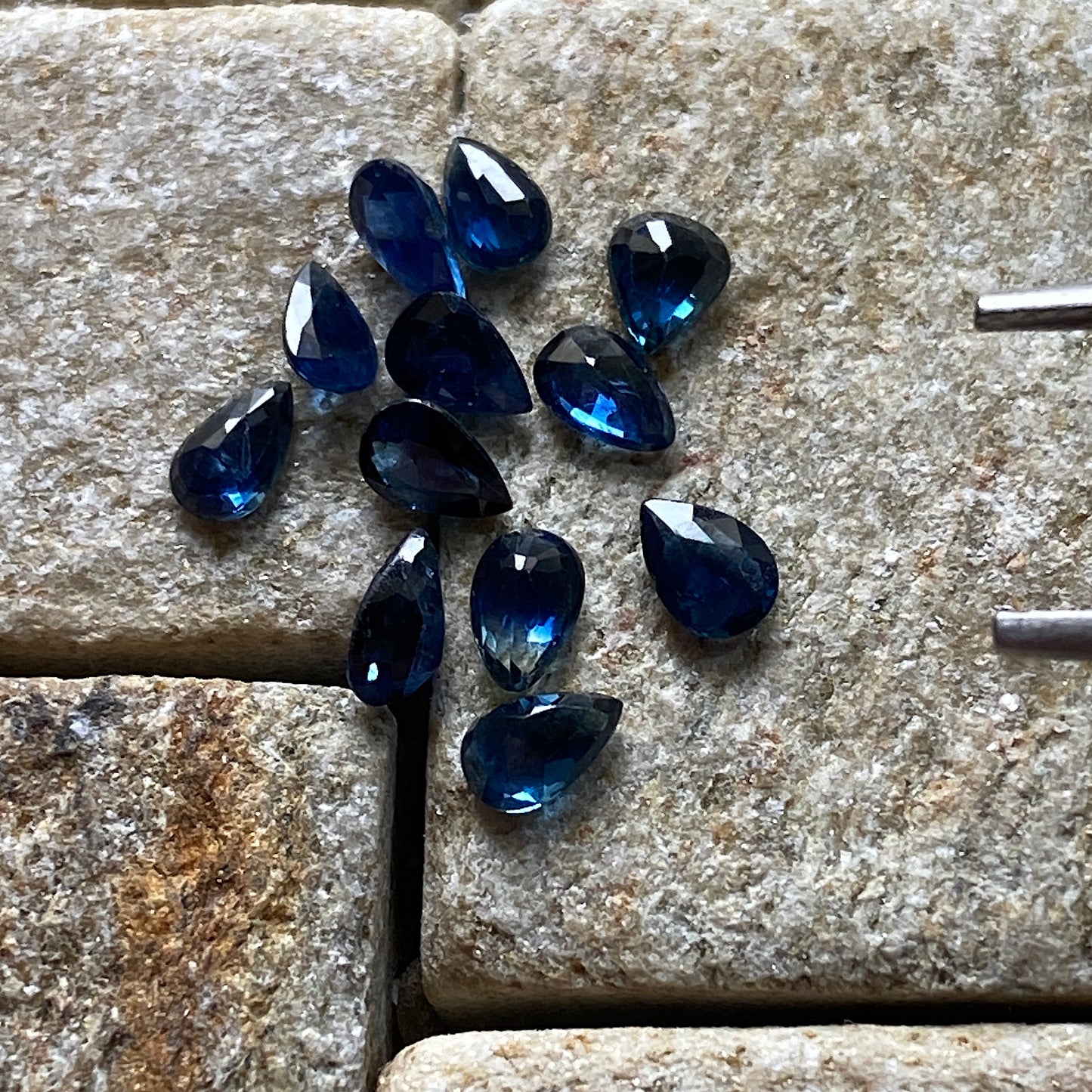 SAPPHIRE CORUNDUM NATURAL GEMSTONES x 12 - ILAKAKA, MADAGASCAR. 3.05Ct. MFG5211