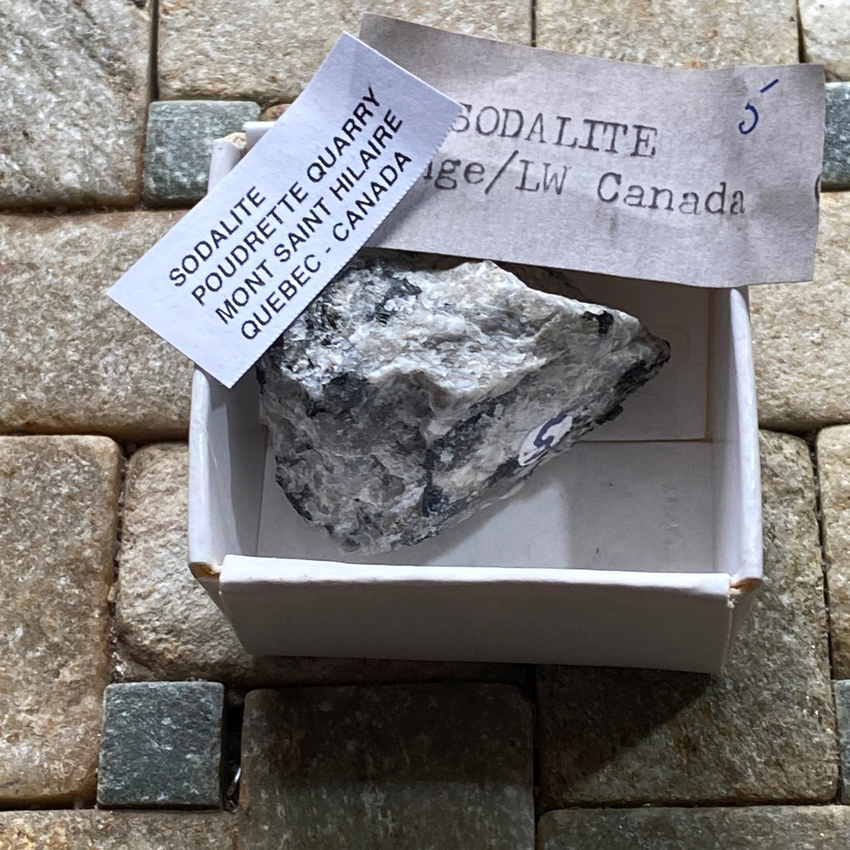SODALITE : POUDRETTE QUARRY, MOUNT SAINT HILAIRE, QUEBEC, CANADA 19g MF5446