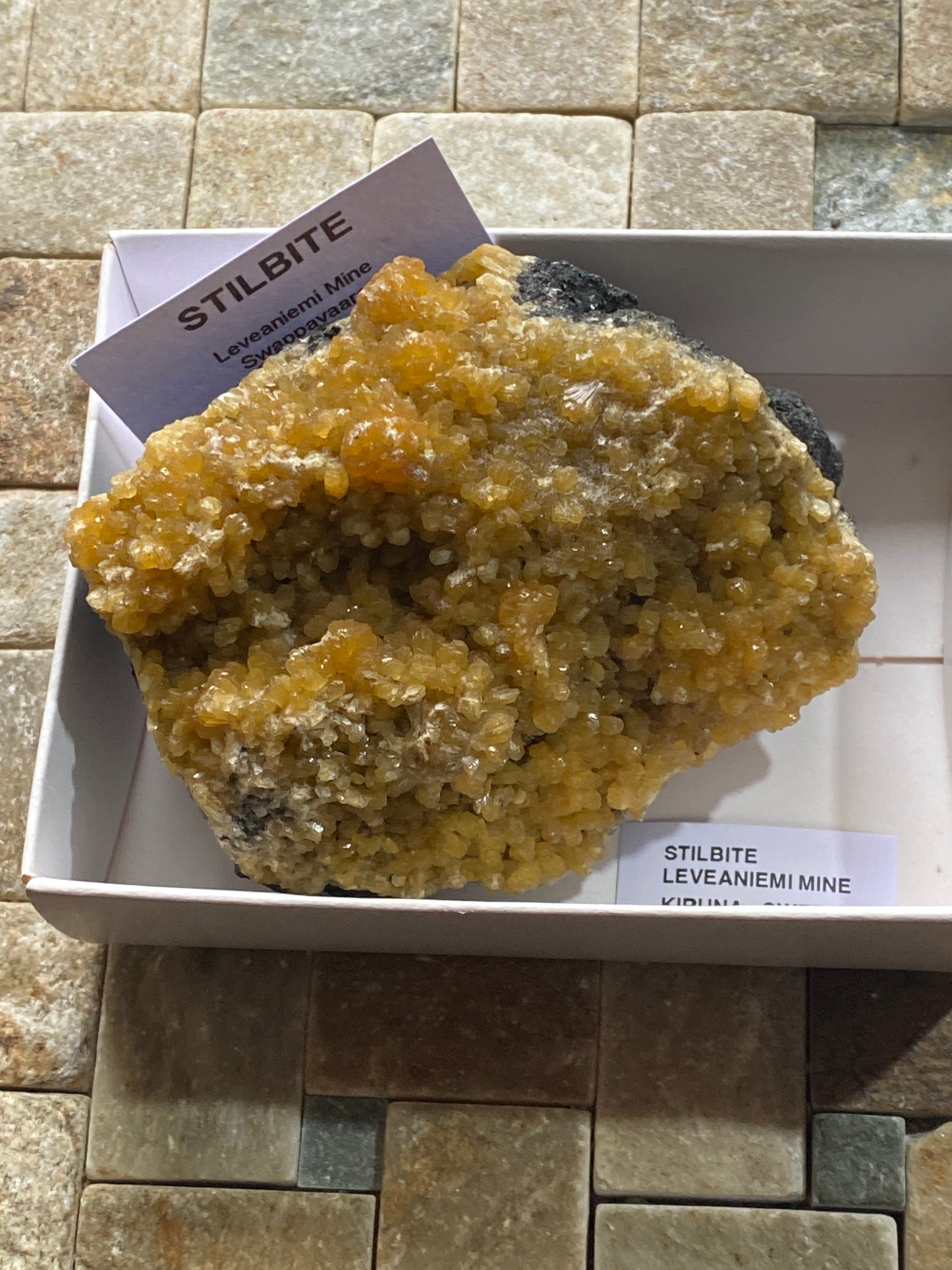 STILBITE : LEVEANIEMI MINE, KIRUNA, SWEDEN 371g MF4825