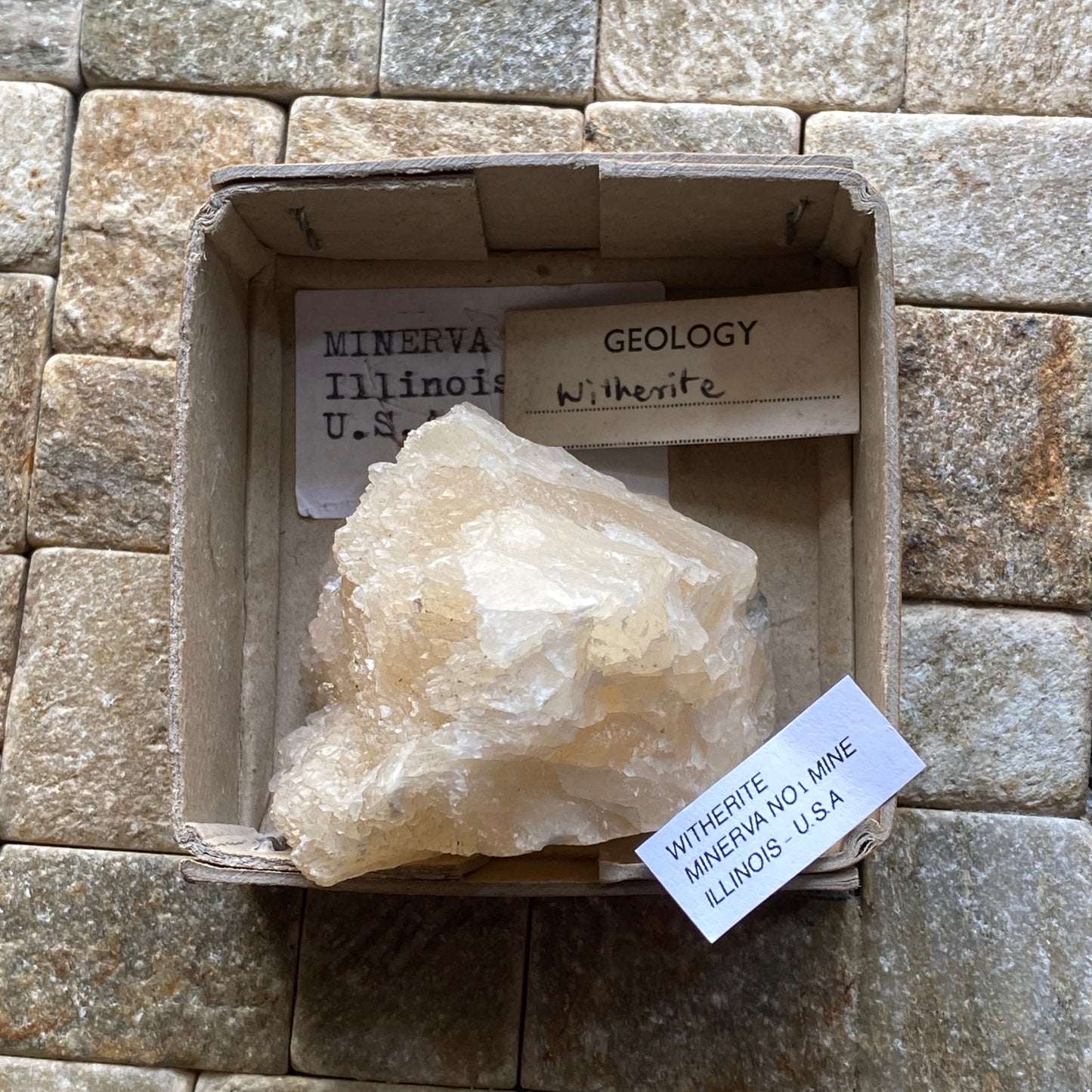 WITHERITE - MINERVA NO 1 MINE, HARDIN COUNYT, ILLINOIS, U.S.A. 147g MF1010