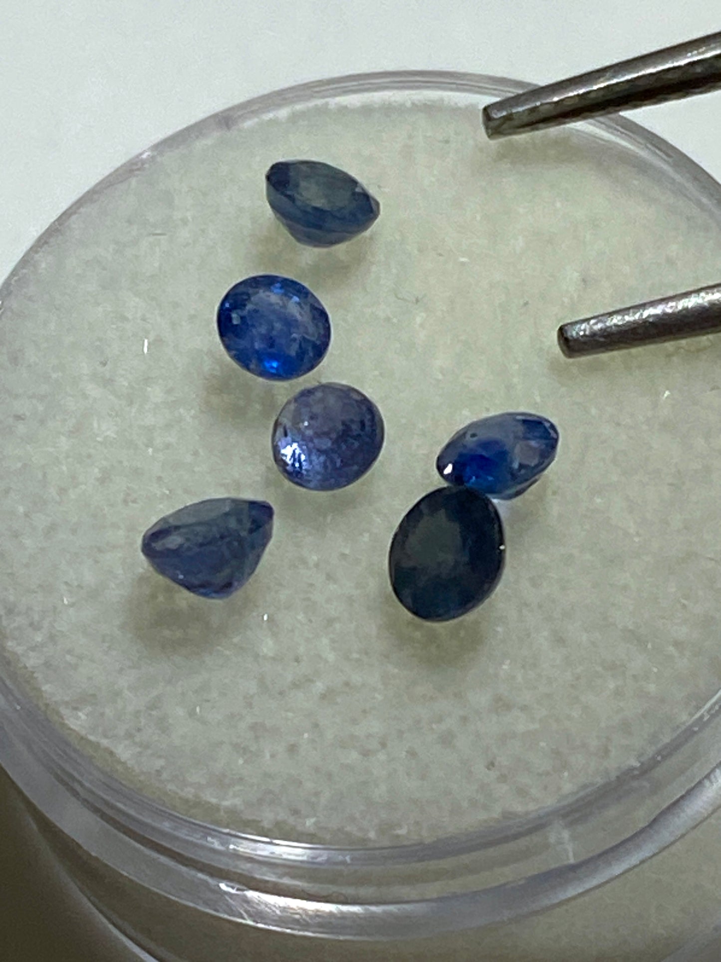 SAPPHIRE CORUNDUM GEMSTONES x 6 : RATNAPURA, SRI LANKA 1.95Ct. MFG4839