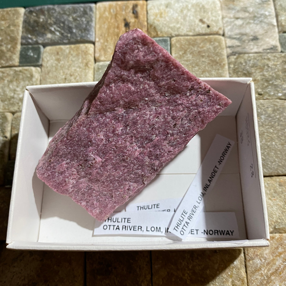 THULITE : OTTA RIVER, LOM, INNLANDET, NORWAY 75g. MF5491