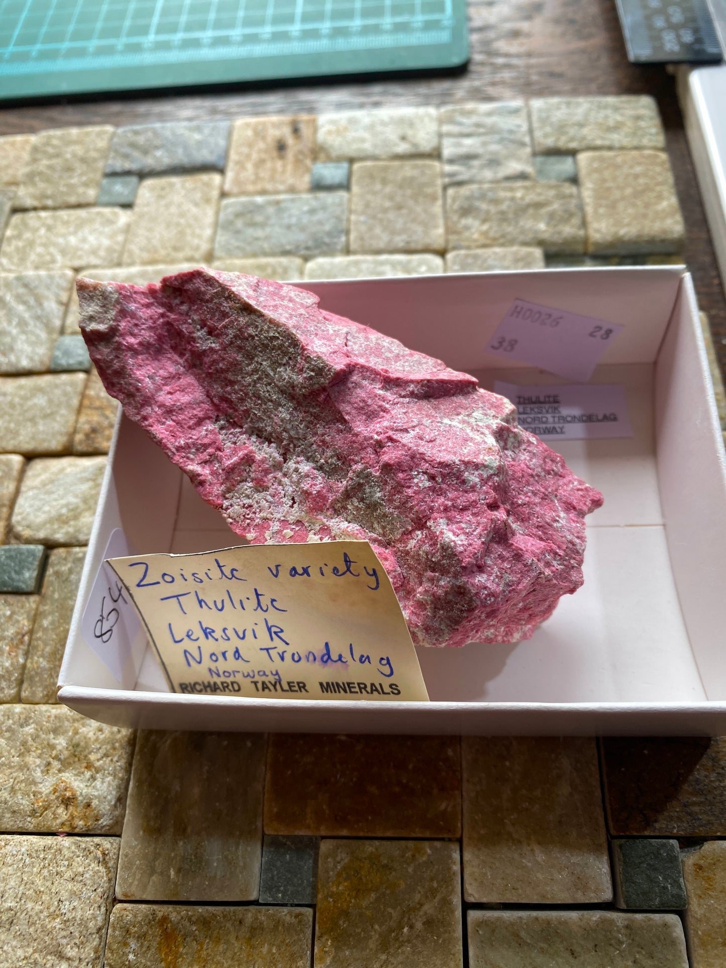 THULITE : LEKSVIK, NORD TRONDELAG, NORWAY. 190g MF4848