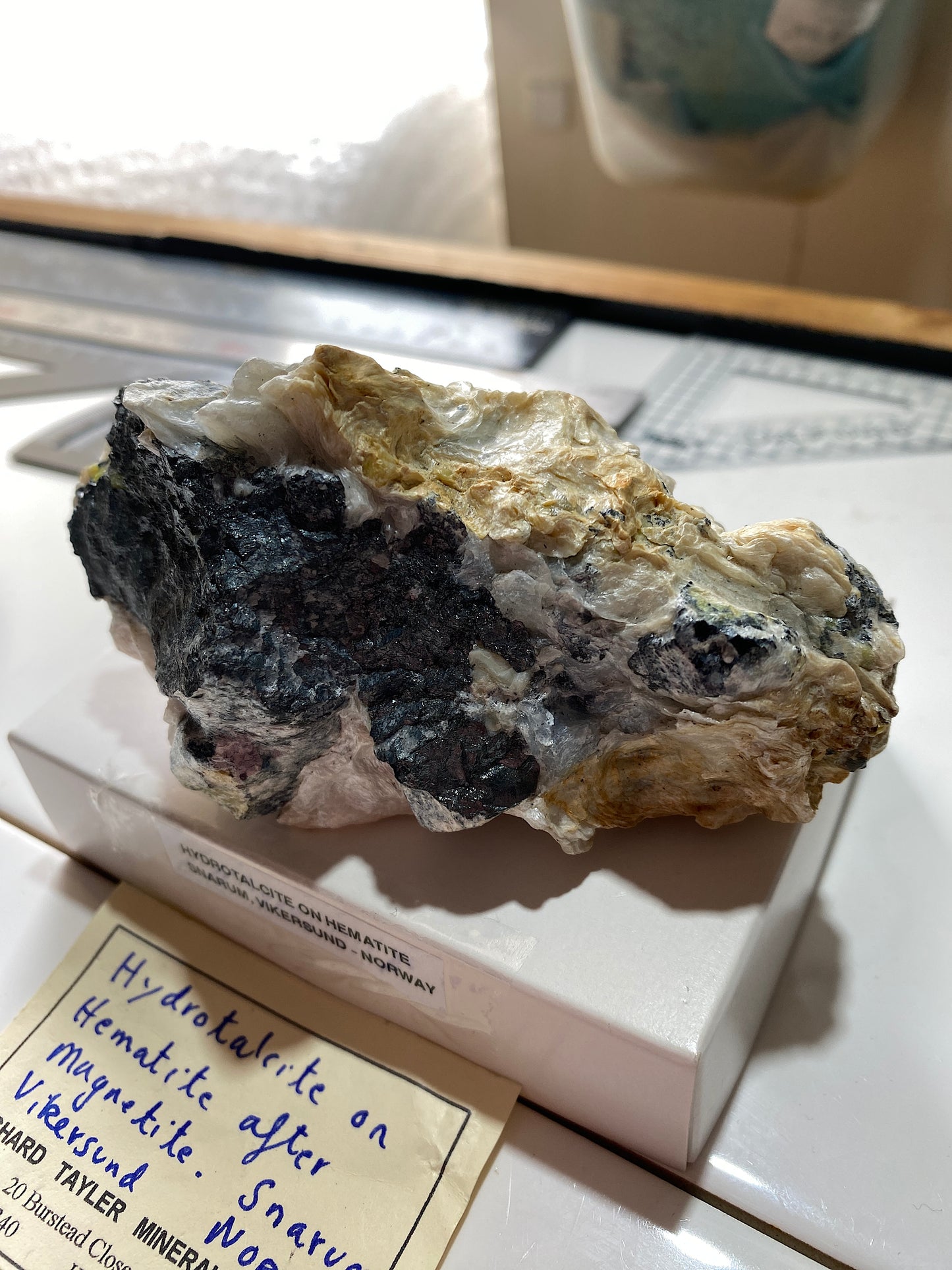 HYDROTALCITE 0N HEMATITE : SNARUM, VIKERSUND, NORWAY. 386g MF4853