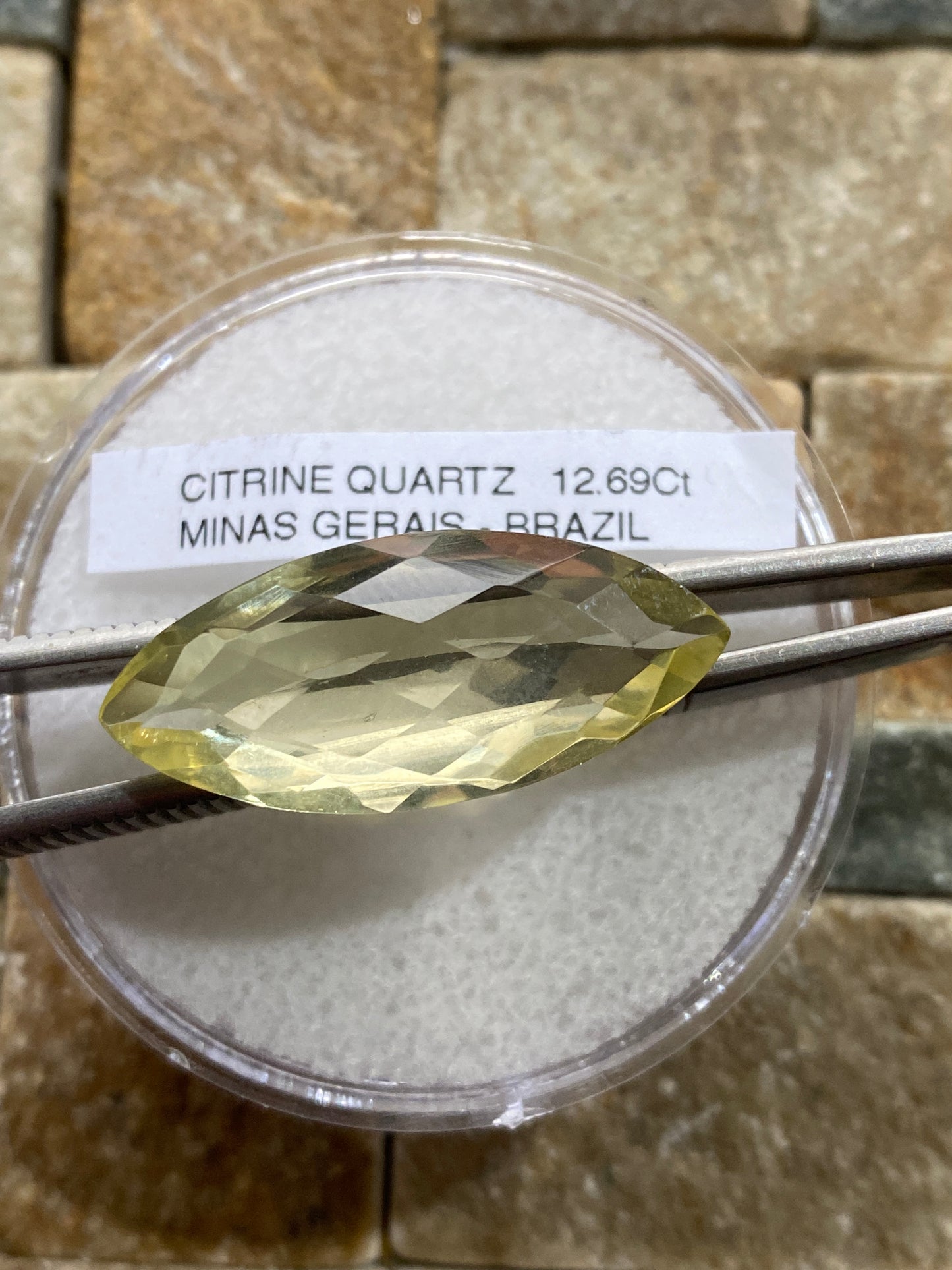 CITRINE QUARTZ NATURAL GEMSTONE : ARACUAI. MINAS GERAIS, BRAZIL 12.69Ct MFG4869