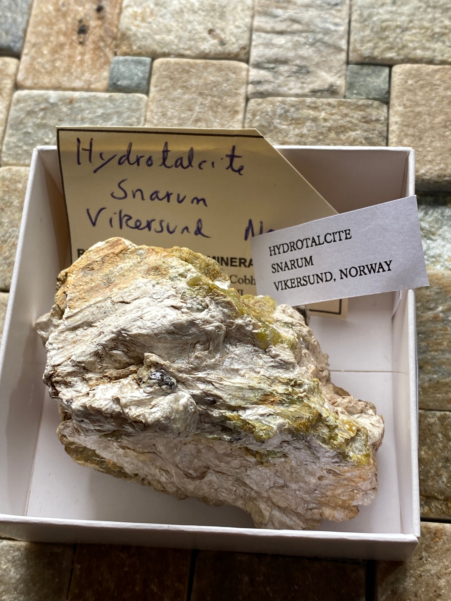 HYDROTALCITE : SNARUM, VIKERSUND, NORWAY. 122g MF4879