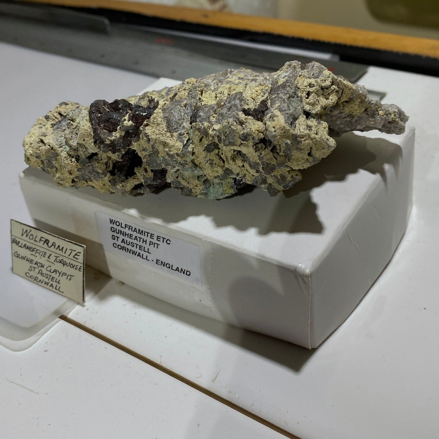 WOLFRAMITE ETC DE GUNHEATH, CORNOUAILLES. 180g MF1237