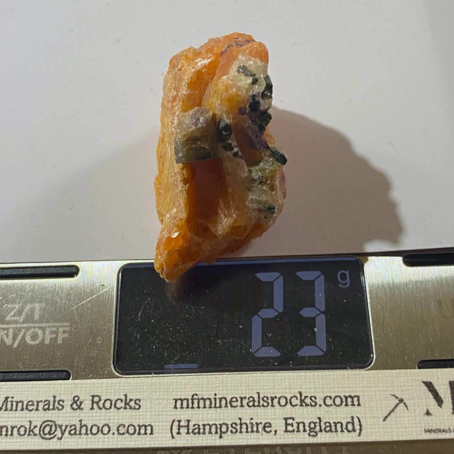 APATITA SOBRE CALCITA ROSA DE OTTER LAKE ONTARIO 24g MF1209