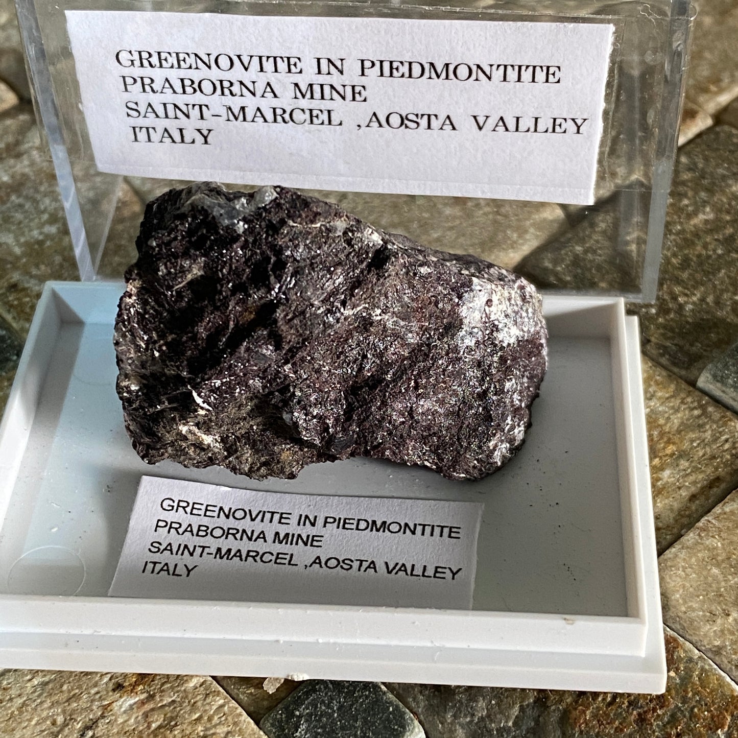 GREENOVITE IN PIEDMONTITE, PRABORNA MINE, AOSTA VALLEY, ITALY 35g MF1677