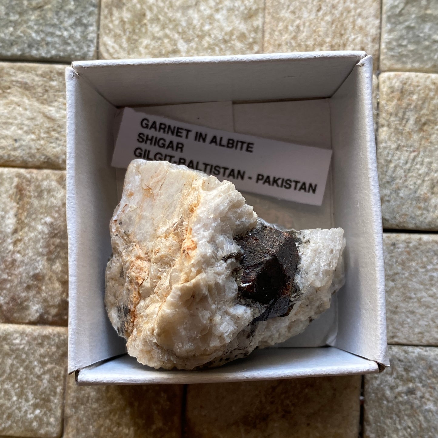 GRENAT EN ALBITE DE SHIGAR, PAKISTAN 54g MF3444A