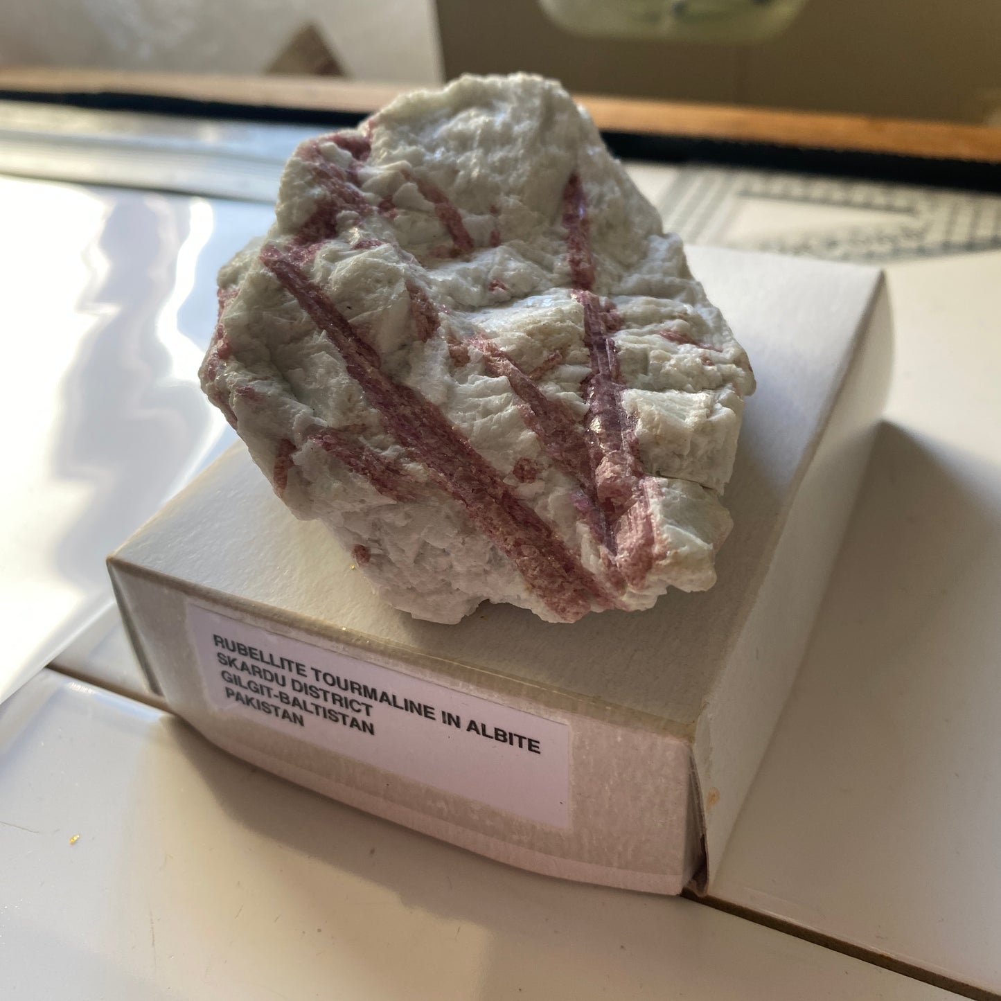 TOURMALINE RUBELLITE DANS LA MATRICE ALBITE DE SKARDU PAKISTAN 215g MF9110