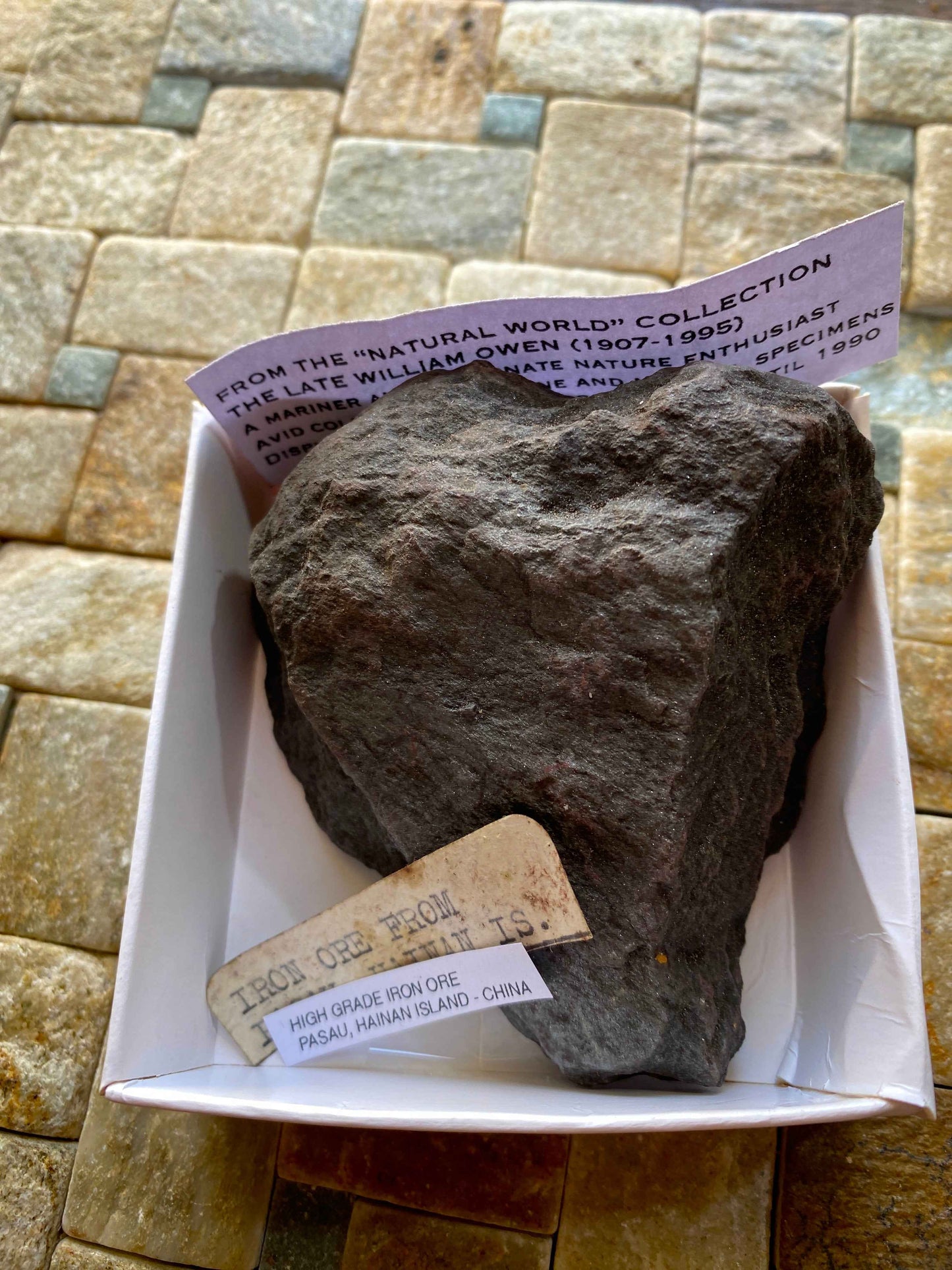 HIGH GRADE HEMATITE IRON ORE : PASAU, HAINAN ISLAND, CHINA 377g MF4939