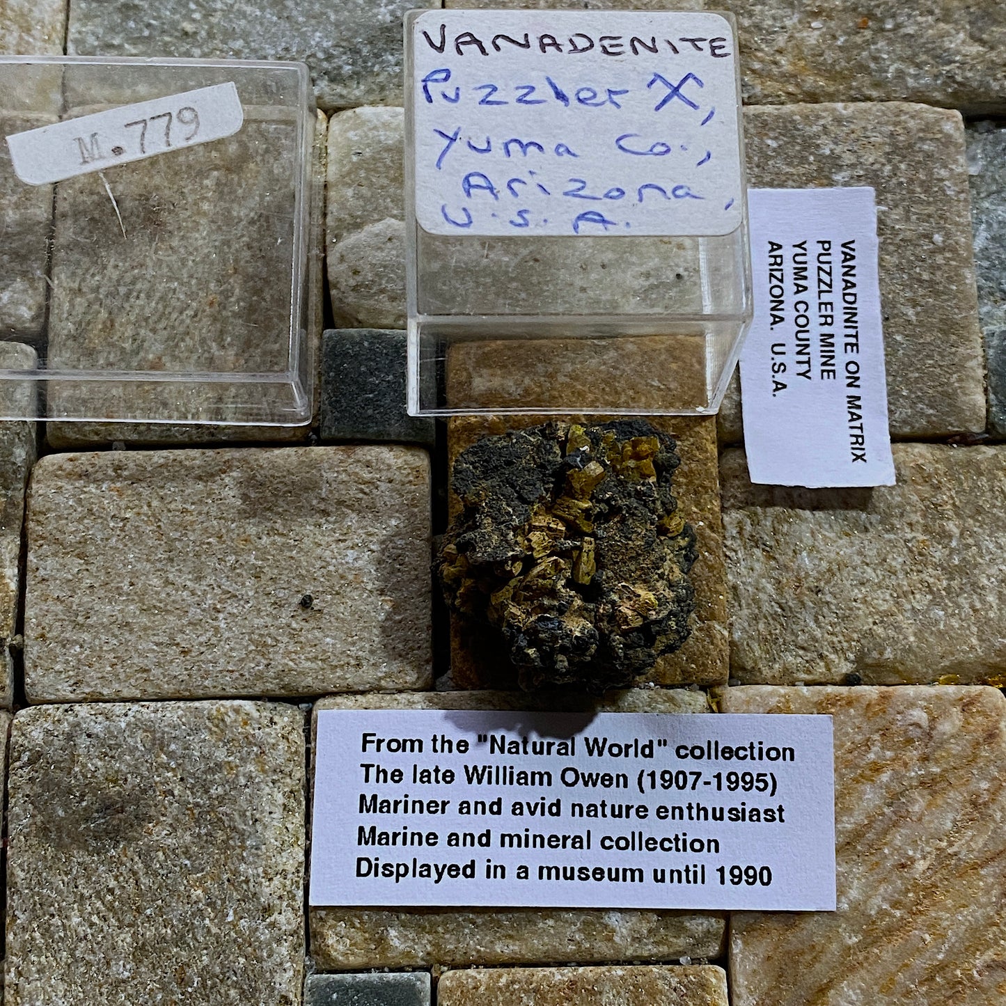 VANADINITA DE PUZZLER MINE, ARIZONA, EE. UU. 8 g MF1322