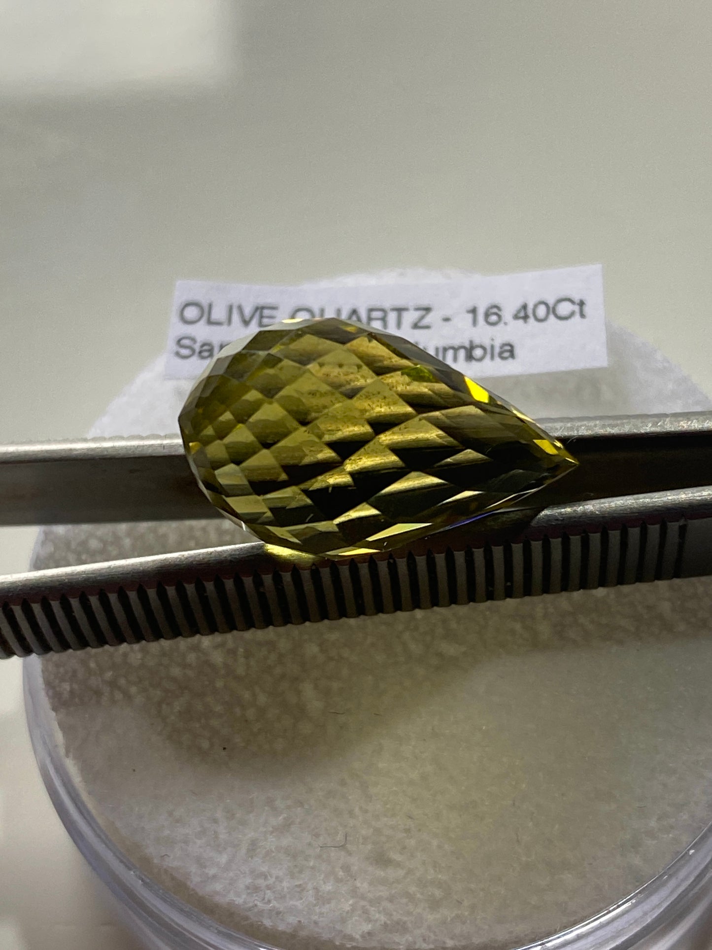 OLIVE QUARTZ NATURAL GEMSTONE : SANTANDER, COLOMBIA. 16.40Ct MFG4950