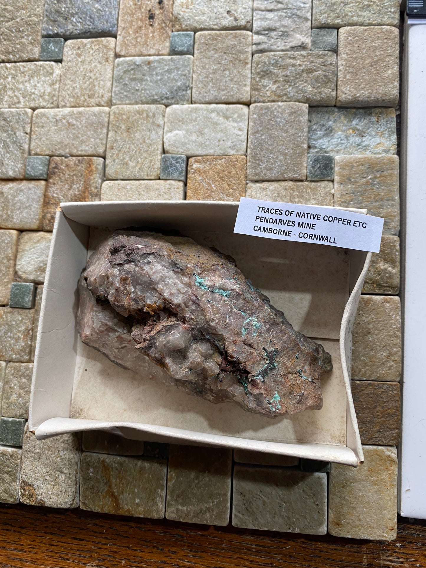 TRACES NATIVE COPPER/MALACHITE ETC : PENDARVES MINE, CAMBORNE, CORNWALL 191g MF5038
