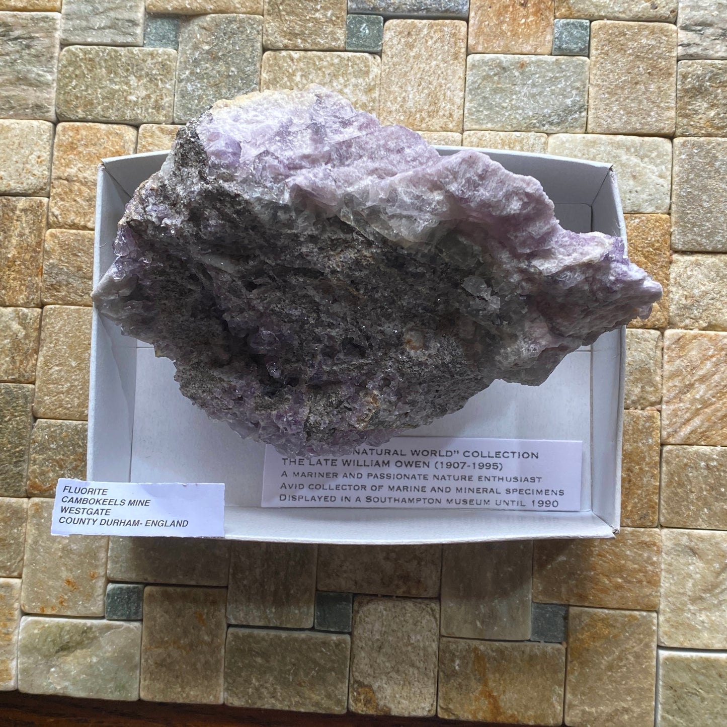 FLUORITE ETC ÉCHANTILLON INTÉRESSANT DE WESTGATE, CO DURHAM, ANGLETERRE 582g MF6442