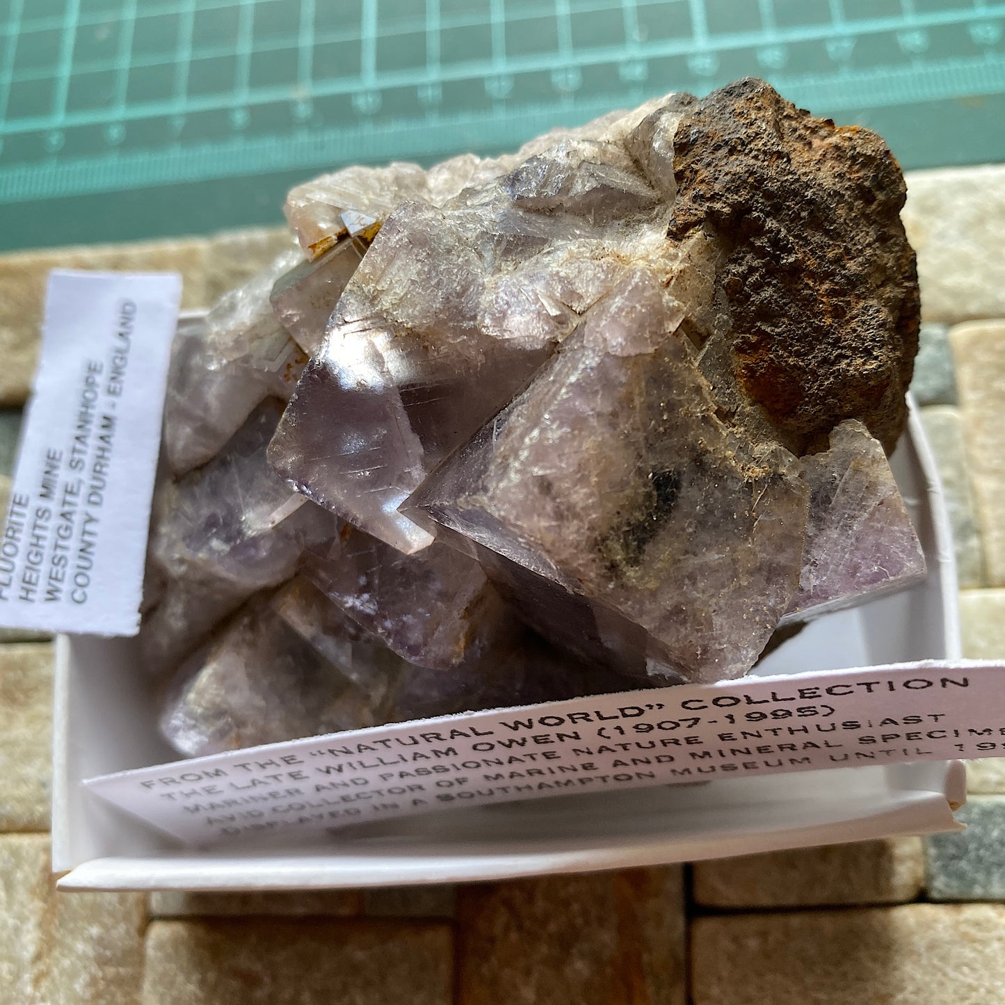 FLUORITE PROVENANT DE LA MINE HEIGHTS, CO DURHAM, ANGLETERRE. 189g MF6439