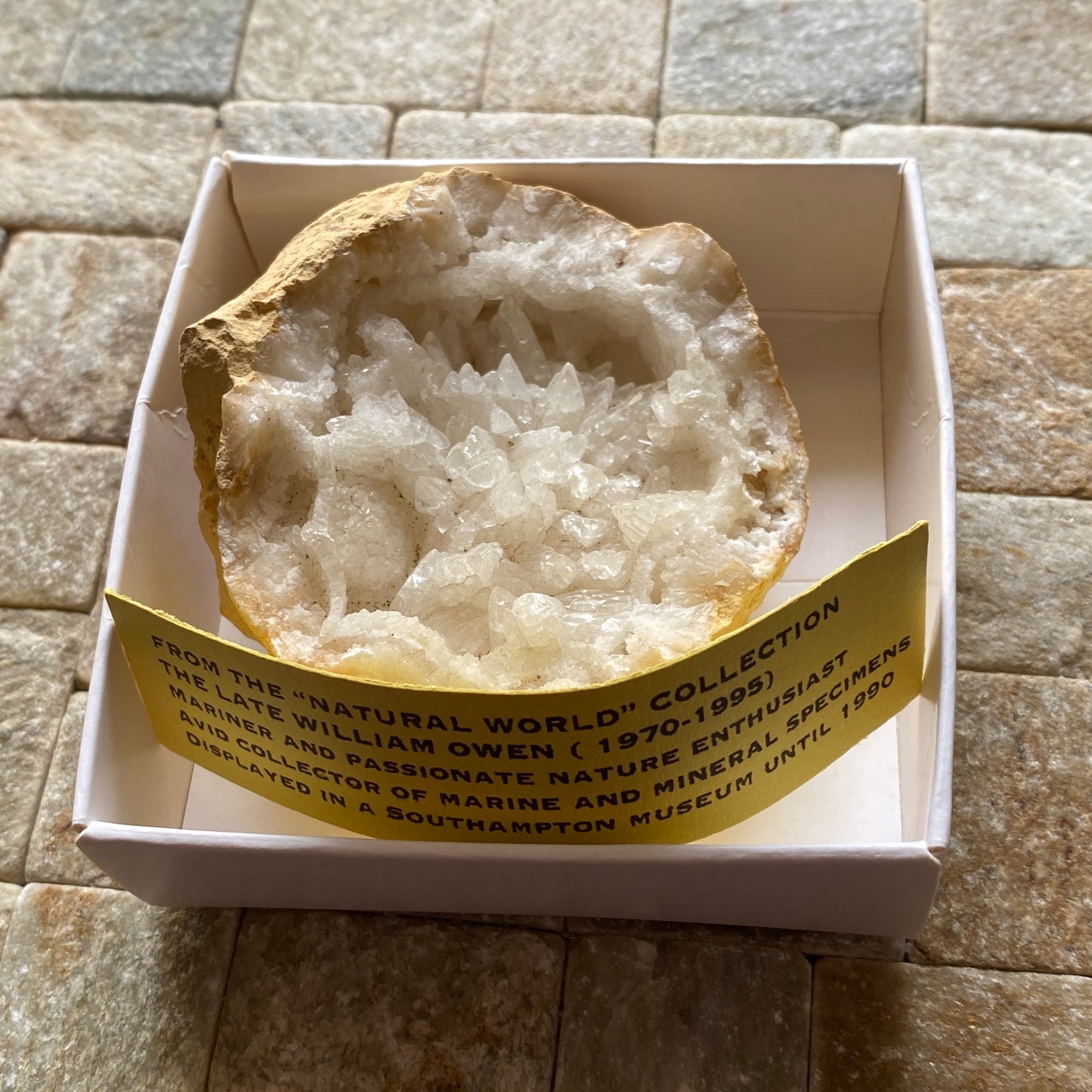 CALCITA EXQUISITA GEODA DE MIBLADEN, MARRUECOS 136g MF6550