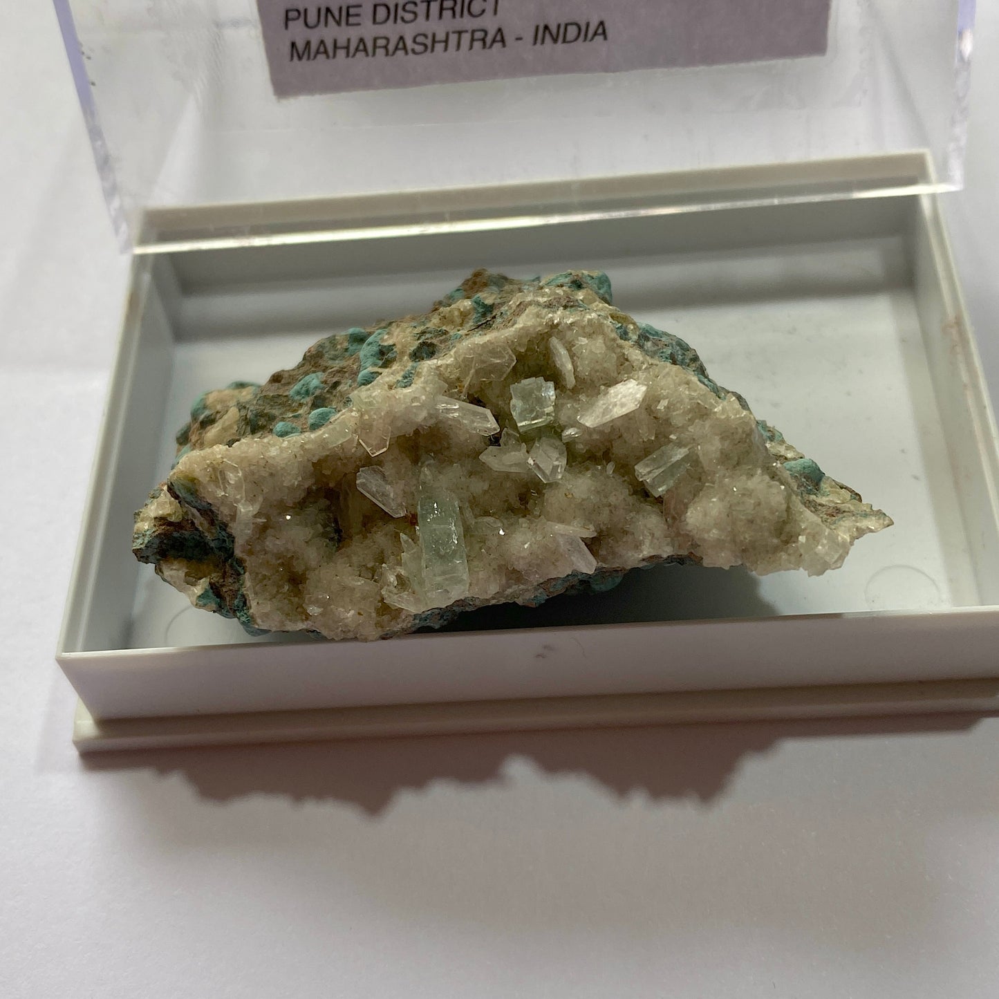 APOPHYLLITE SUR MATRICE DU DISTRICT DE PUNE, INDE 42g MF6542