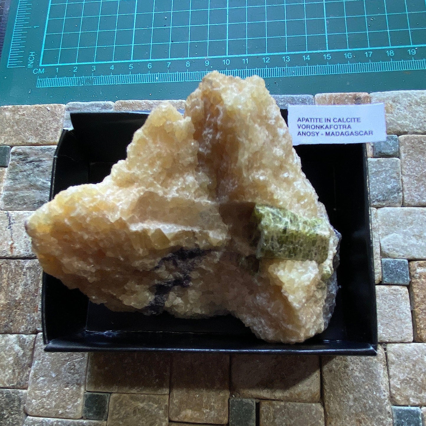 APATITE ON CALCITE INTERESTING SPECIMEN FROM AMOSY, MADAGASCAR 345g MF