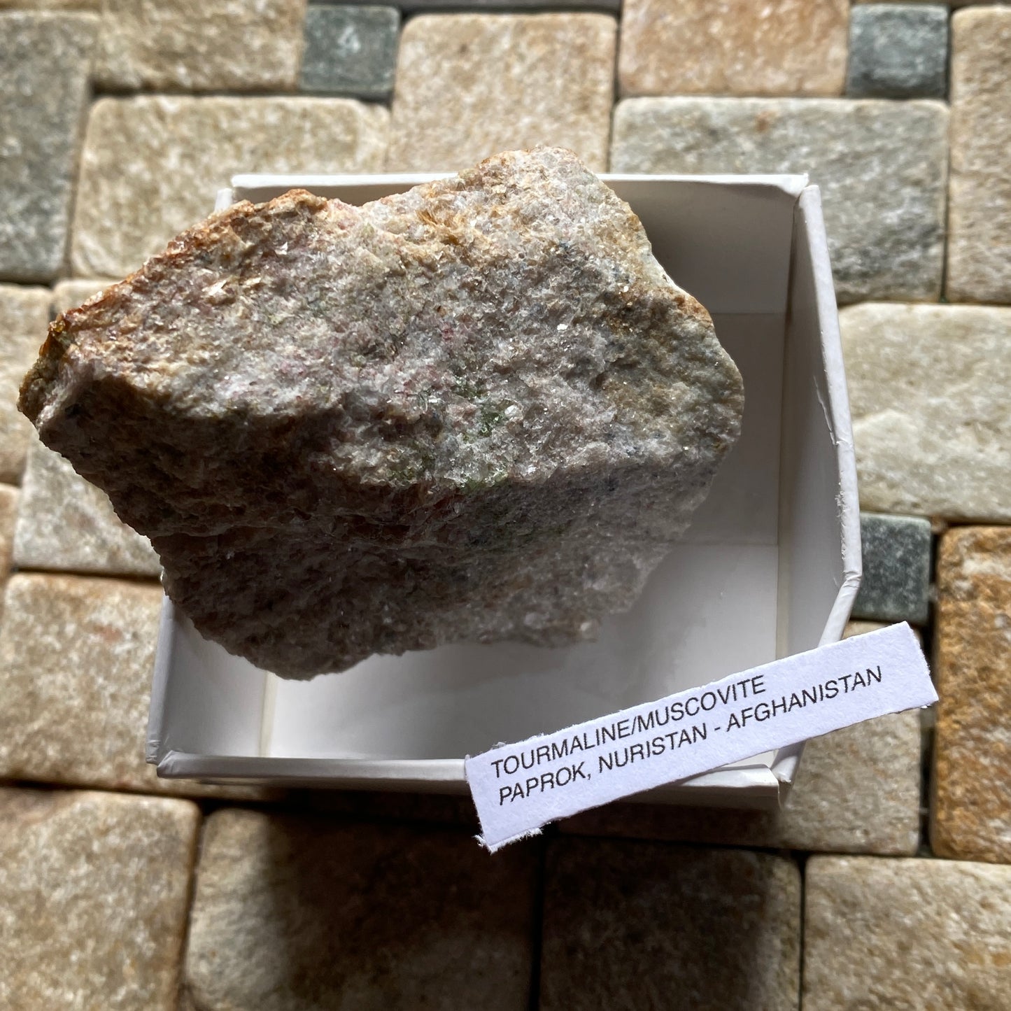 TOURMALINE ELBAÏTE AVEC QUARTZ RICHE EN MICA LEPIDOLITE 77g MF6628