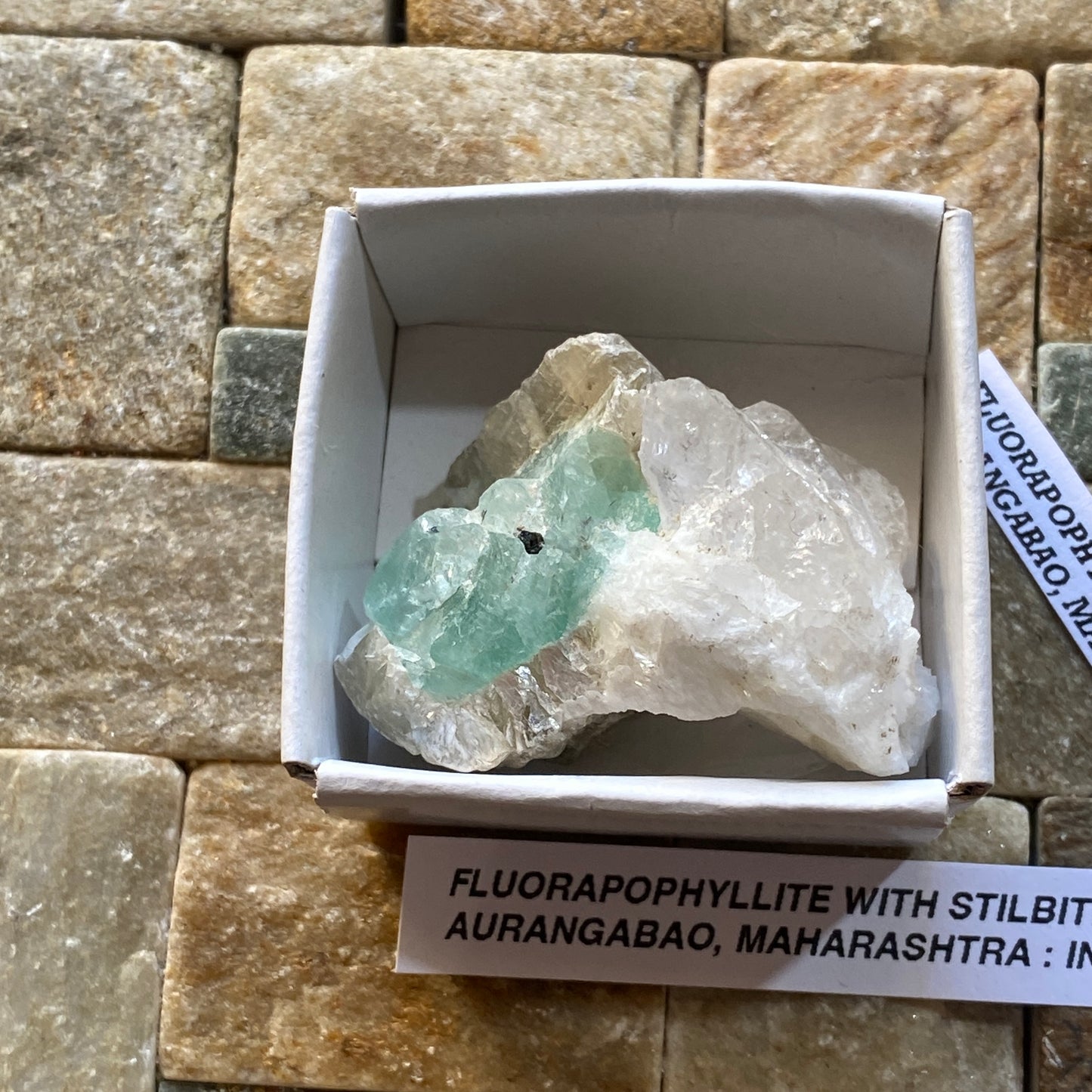 FLUORAPOPHYLLITE/STILBITE/QUARTZ : AURANGABAO, MAHARASHTRA, INDIA 24g MF4510