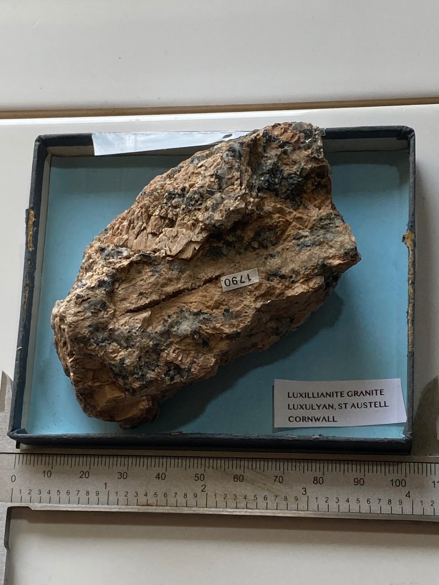 LUXULLIANITE GRANITE : LUXULYAN, ST AUSTALL, CORNWALLK. 108g MF5177