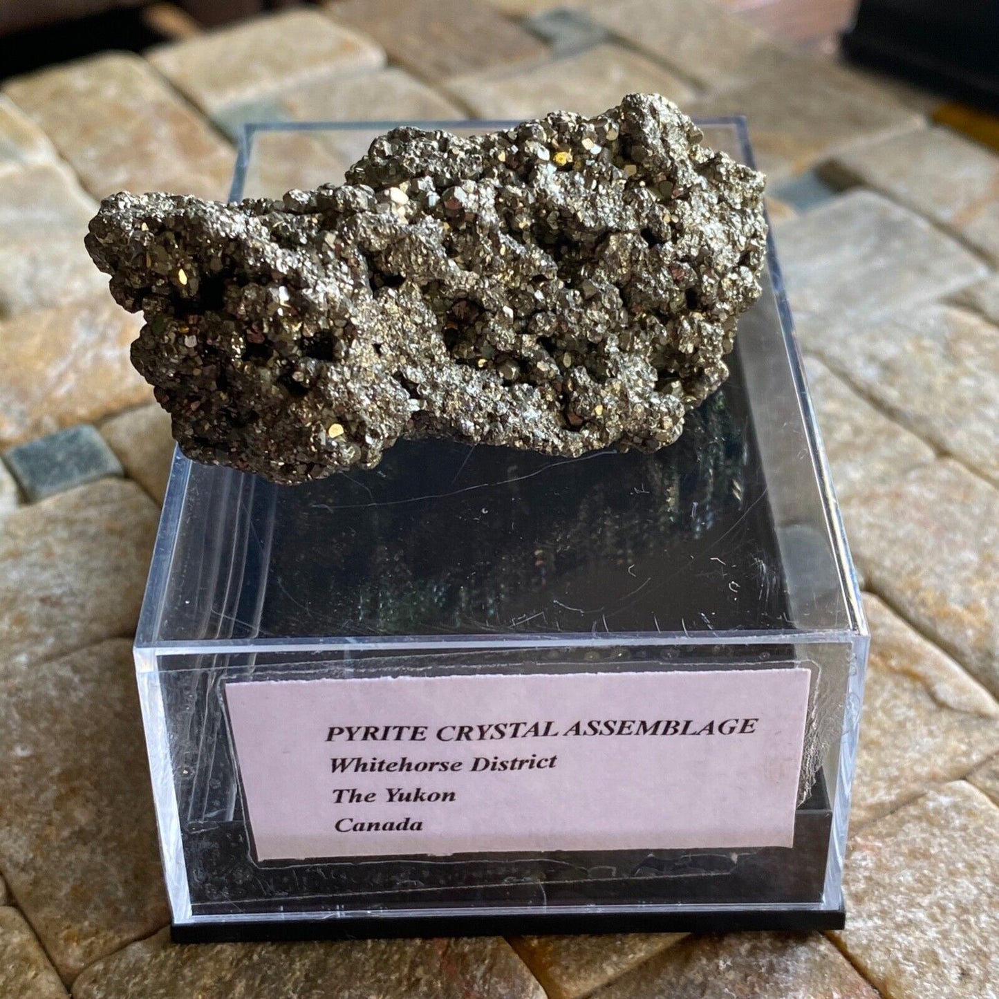 ASSEMBLAGE DE CRISTAL DE PYRITE DE WHITEHORSE, AU YUKON. 62g MF1082