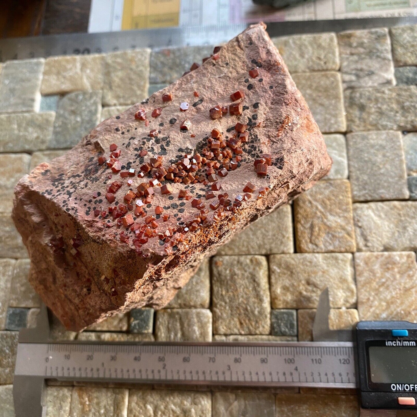 VANADINITE SUR MATRICE DU MAROC SUBSTANTIEL 675g MF359