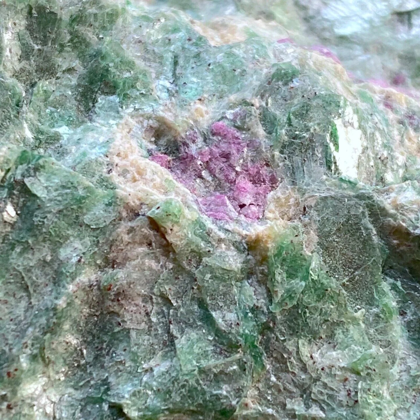 FUCHSITE CROMADO CON CORINDÓN RUBÍ ESPECIMEN RARO SUSTANCIAL 975g MF6965
