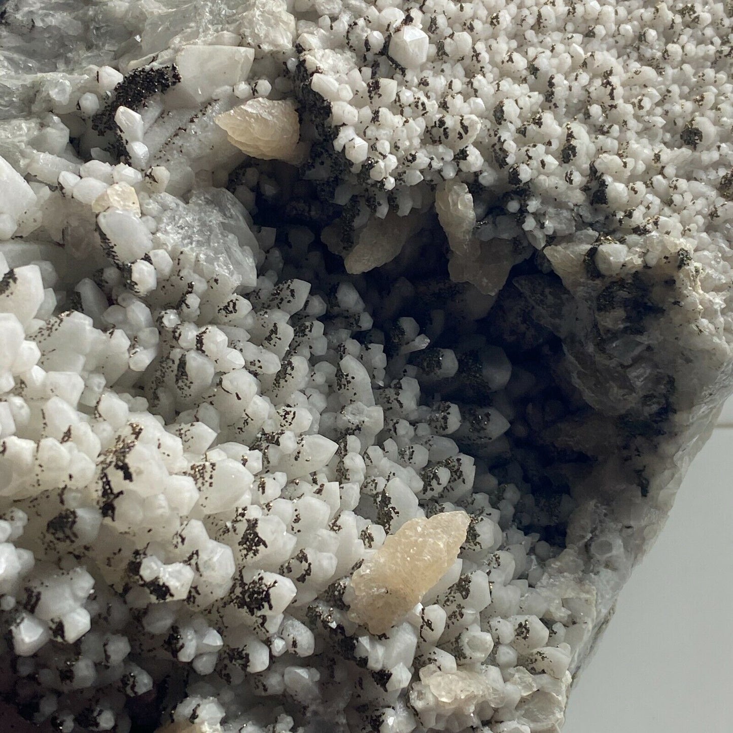 MASSIVE QUARTZ CRYSTAL ASSEMBLAGE FROM CORNWALL 6000g MF6581