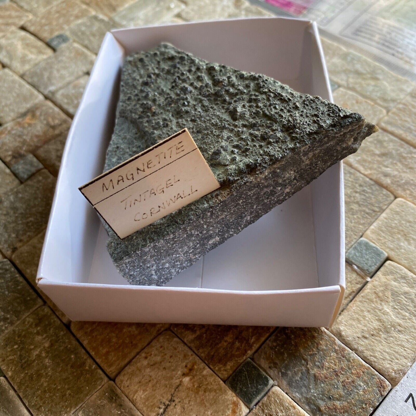 INTÉRESSANT ÉCHANTILLON DE MAGNÉTITE/CHLRORITE DE CORNWALL 190g MF1238