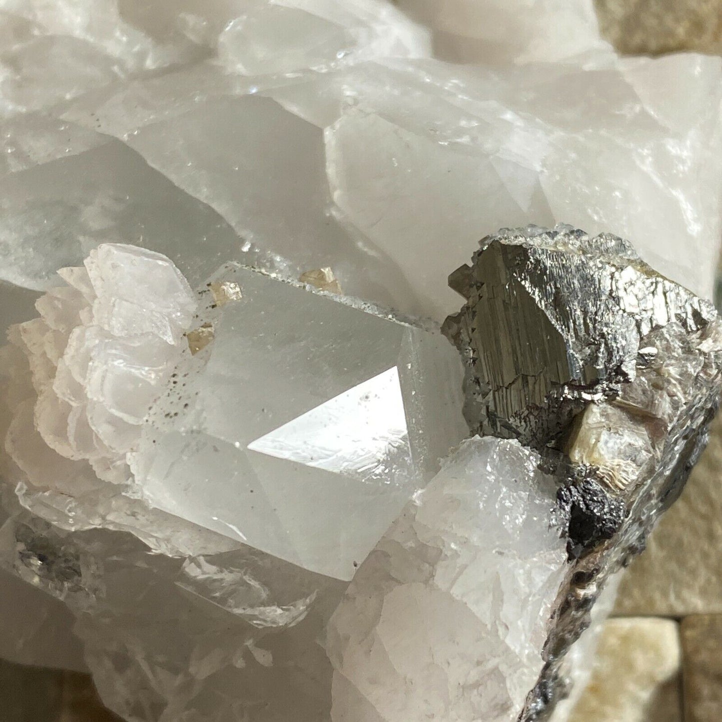 ASSEMBLAGE QUARTZ AVEC PYRITE DE L'HIMALAYAS 447g MF8346