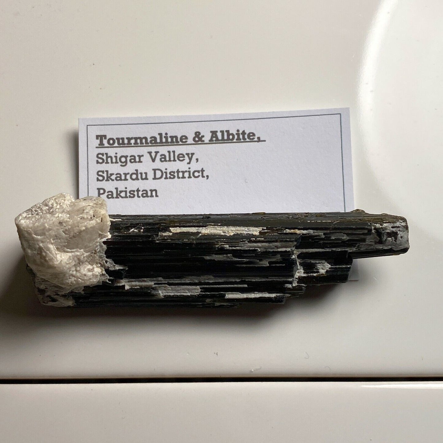 TOURMALINE AVEC ALBITE DE LA VALLÉE DE SHIGAR 74g MF3034
