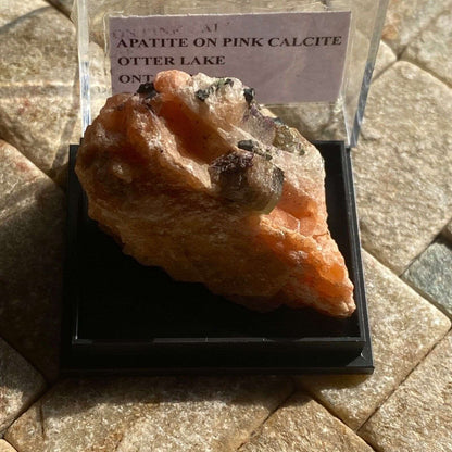 APATITE ON PINK CALCITE FROM OTTER LAKE ONTARIO 24g MF1209