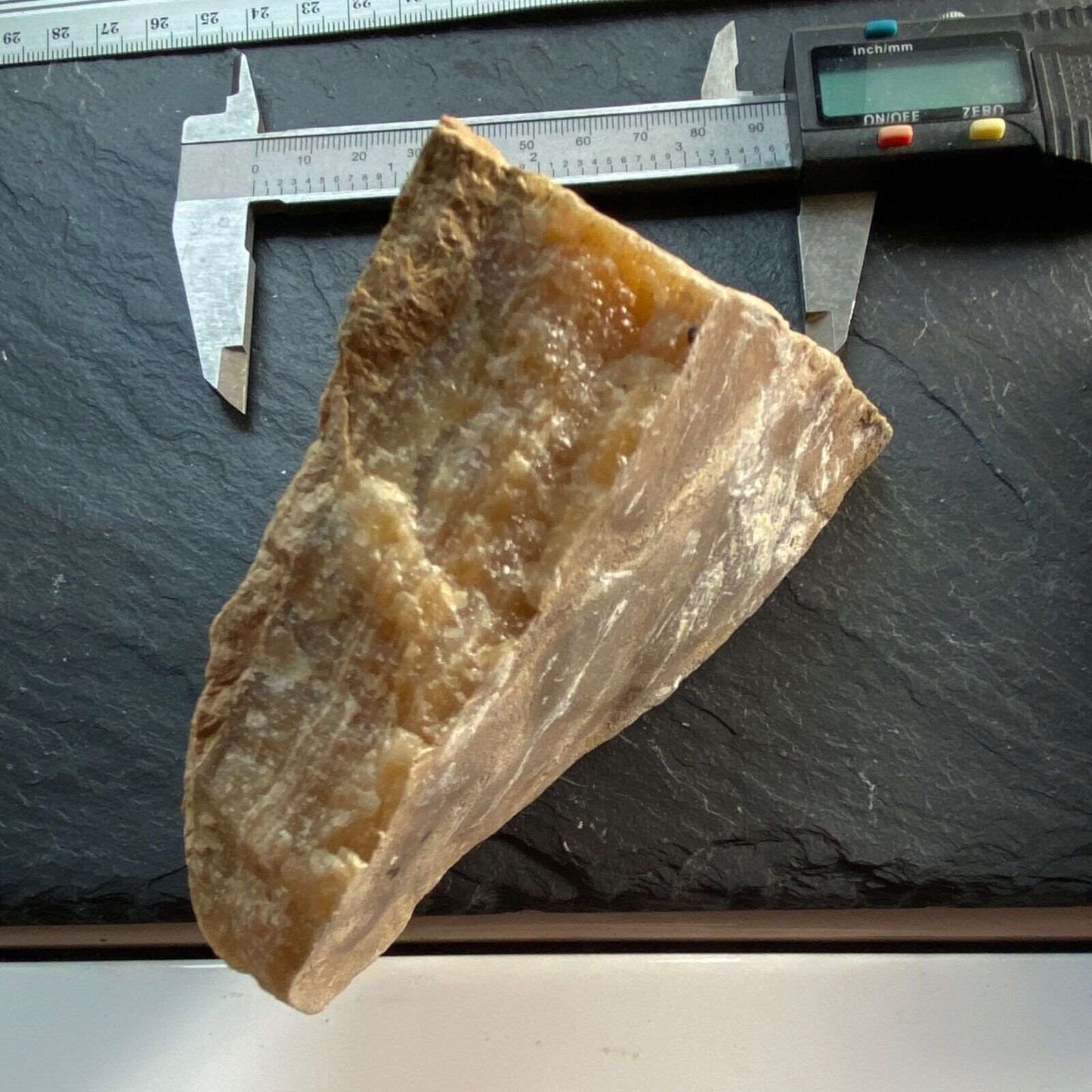 BANDED CALCITE FROM ADMIRALTY QUARRY, ISEL OF PORTLAND, DORSET 411g MF879