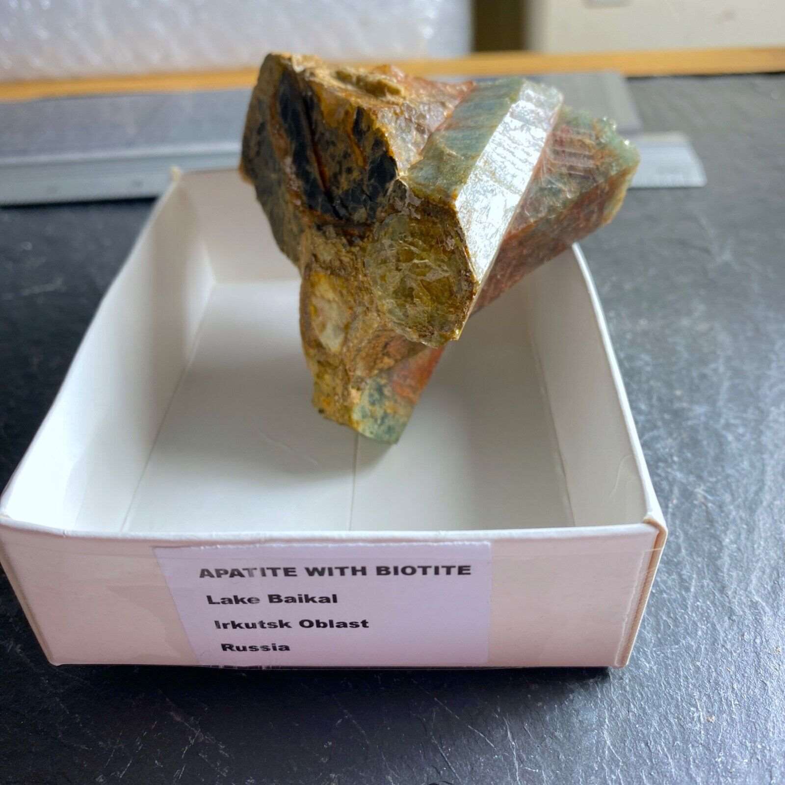 APATITE WITH BIOTITE UNUSUAL PIECE FRPM LAKE BAIKAL, RUSSIA 180g MF973