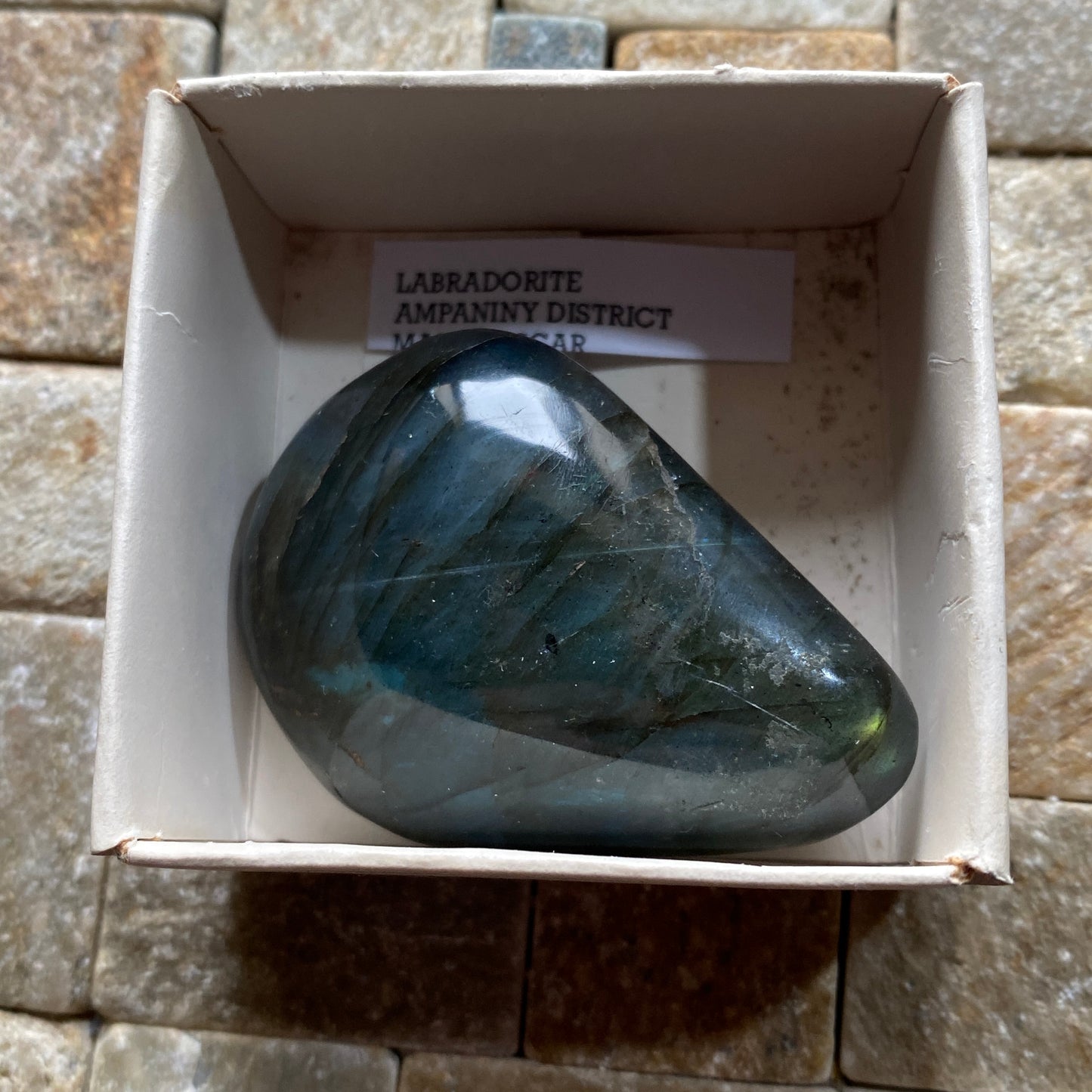 LABRADORITE [PLAGIOCLASSE] : AMPANINY DISTRICT, ALSIMO-ANDREFANA, MADAGASCAR  55g MF4553