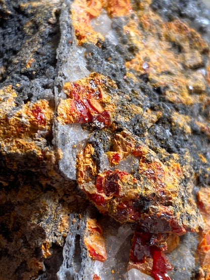 REALGAR/ORPIMENT ETC FROM YELLOWSTONE, WYOMING, U.S.A. 110g MF843