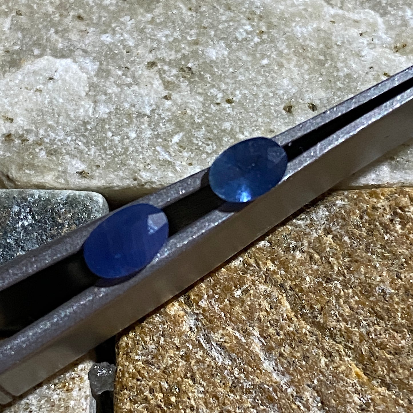 SAPPHIRE CORUNDUM GEMSTONES x 2 : RATNAPURA, SRI LANKA. 0.80Ct. MFG5475