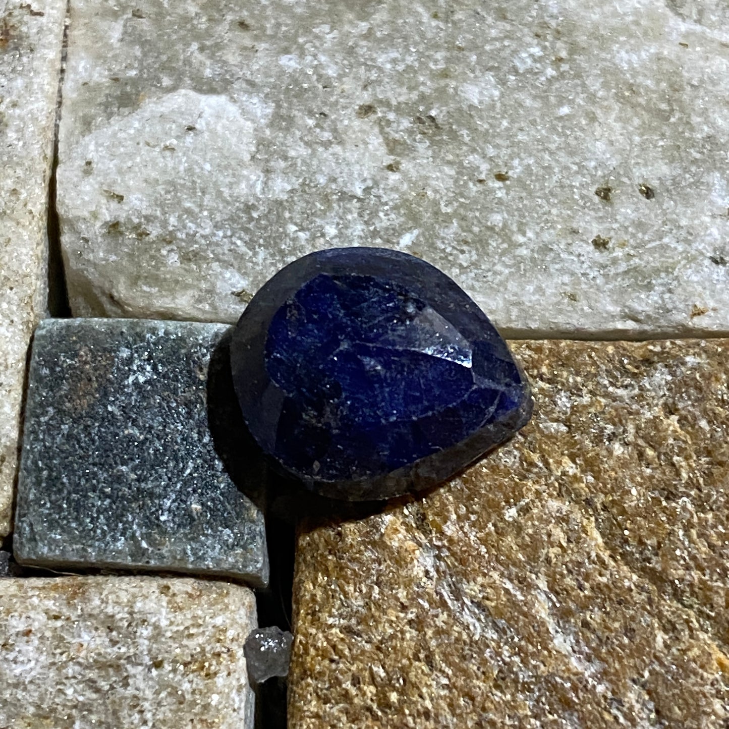 SAPPHIRE CORUNDUM COARSE NATURAL GEMSTONE : NORTHERN CAPE, SOUTH AFRICA 6.55Ct MFG5480